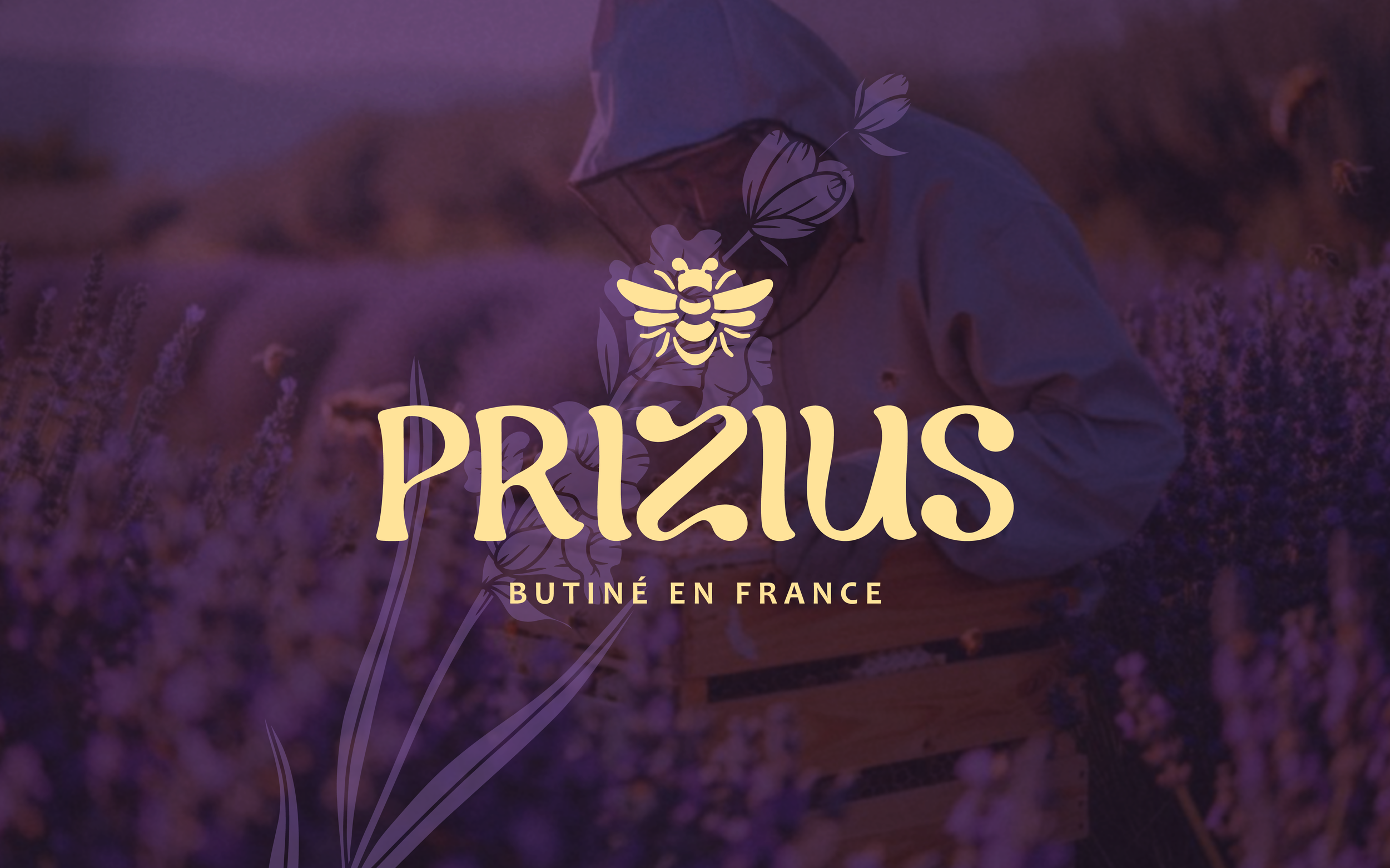 Une personne portant un manteau à capuche dans un champ de lavande en France, logo de Priaus avec une abeille, texte "Butiné en France".