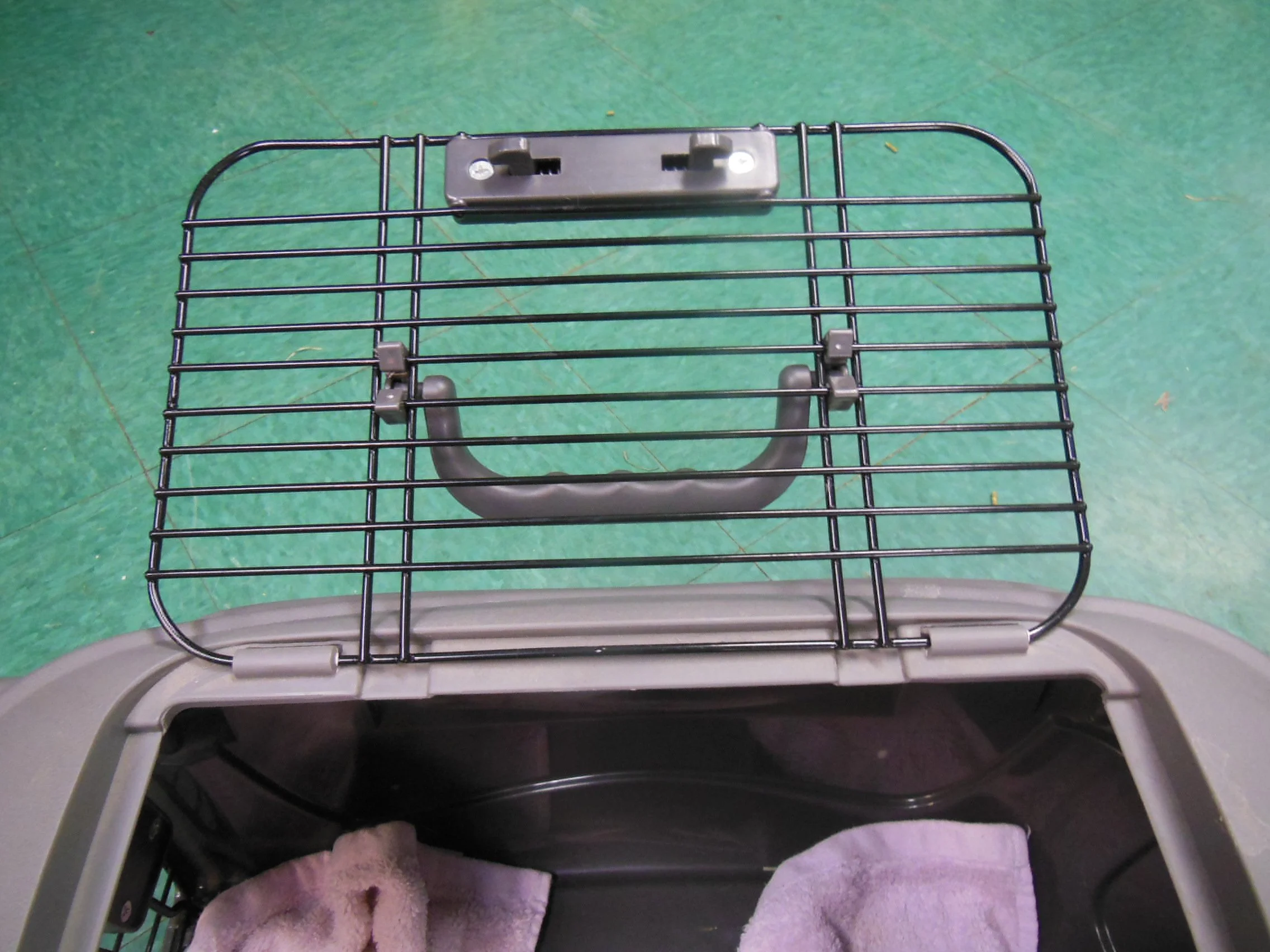 top opening carrier can stay open