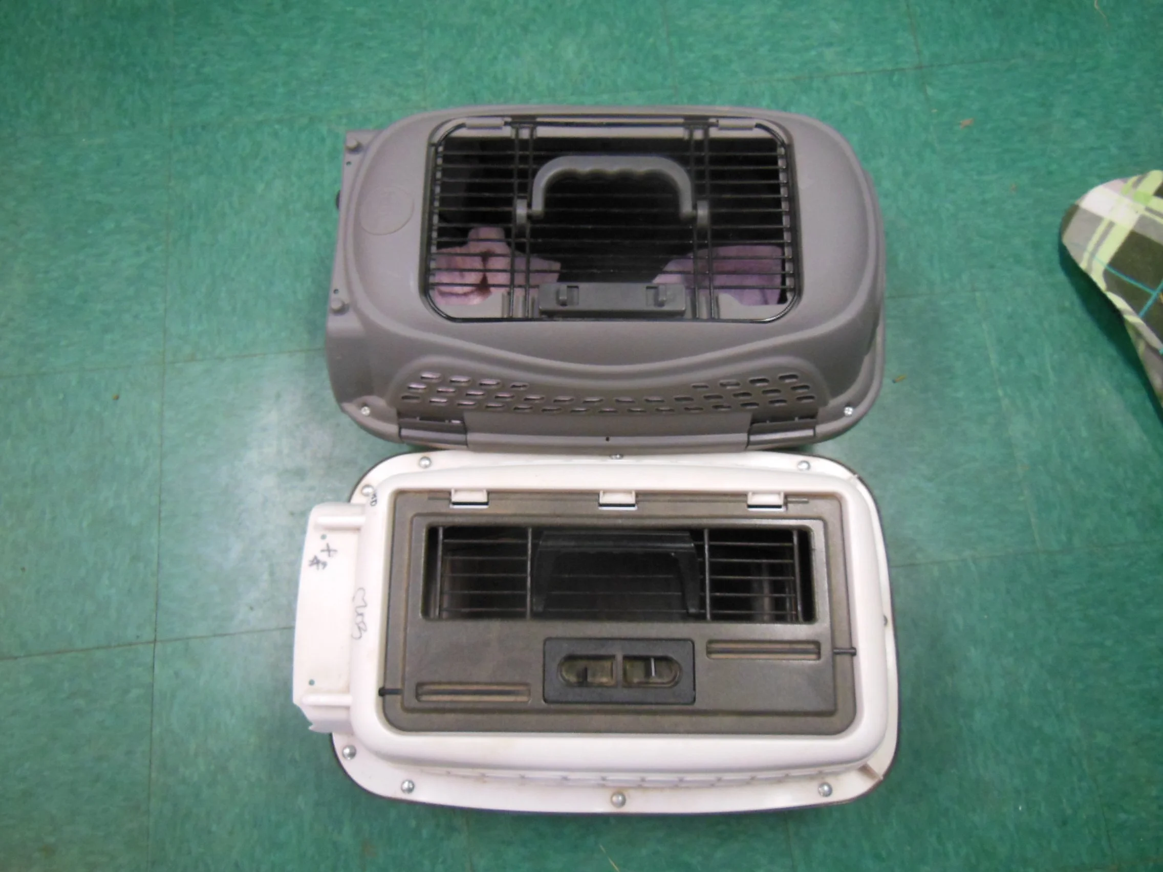 top opening slightler smaller then other similar carriers