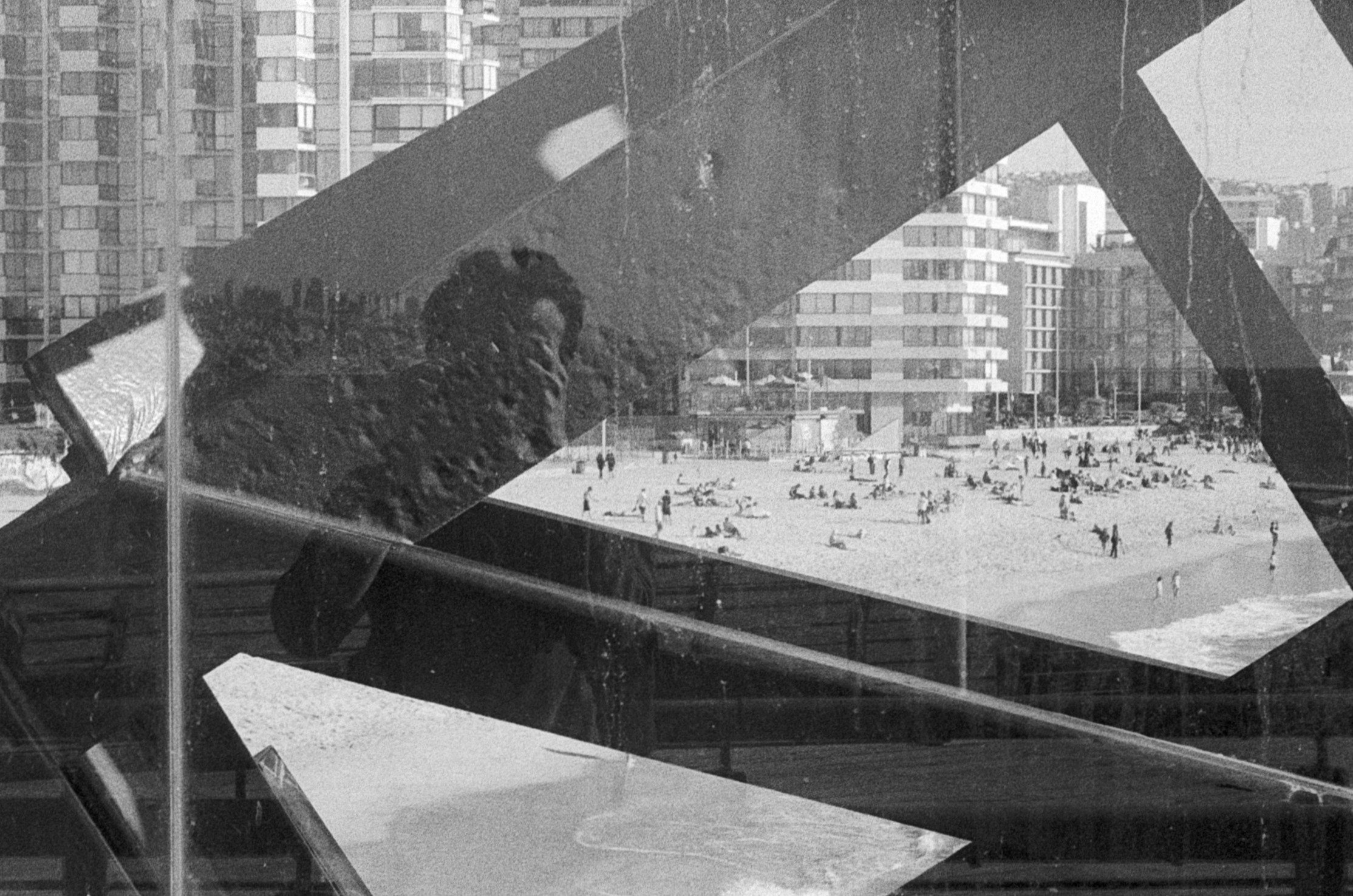 Reflejo y playa al fondo (Viña del Mar, 2021)