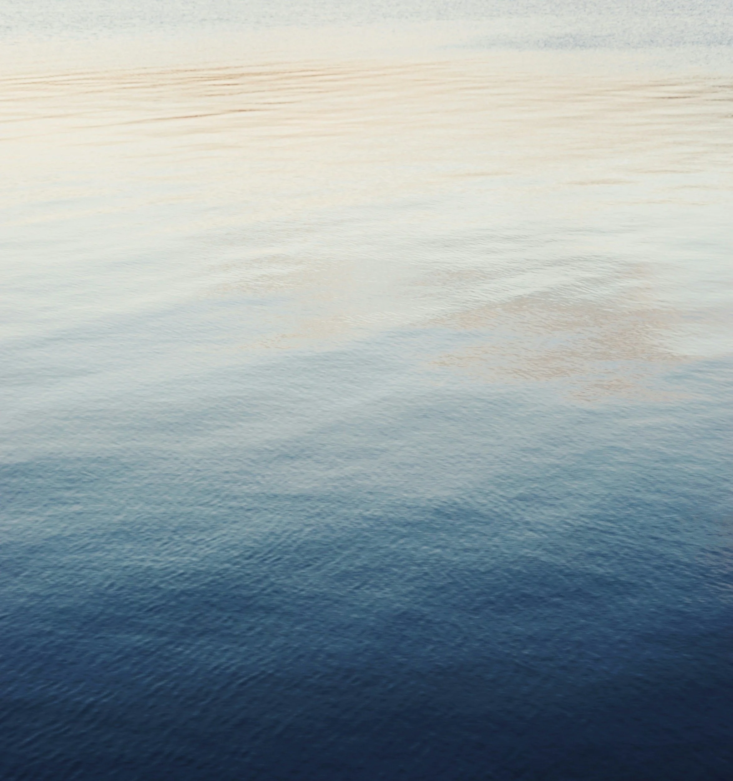 静かな水面に映る空の様子を捉えた写真