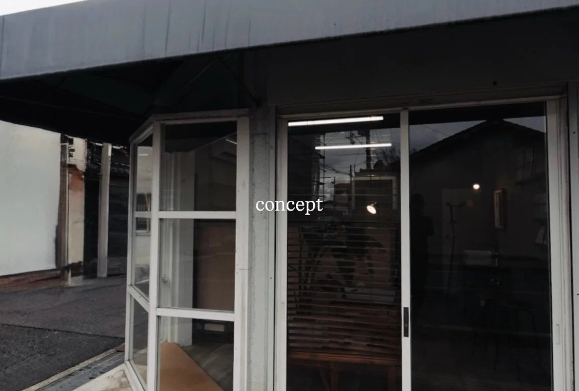 ＿＿＿＿＿＿
 
 
「 目元を整えることからはじまる、うちなる感覚との結び。 」
 
 
外見を整えるだけの場所にとどまらず

私自身に丁寧であることを

自然なこととして、大切にできる場所でありたい。
 

扉を開くと、

日常の慌ただしさからは少し距離を置き

わたしにやさしくなれる静かな時間が流れている。
 
 

目元は、その象徴。

　
 
まつげという小さな領域に向き合う時間が特別で

贅沢なひとときであり、

内側にある魅力という軸に、出会い触れさせていただくこと。
 

mun