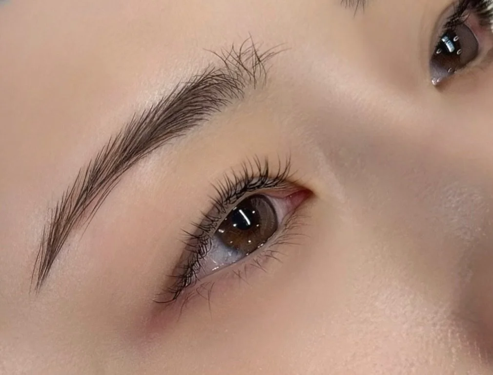 - 明日以降ご案内状況 -
 
 
3.21 (土) 14:00〜 
3.22 (日) 14:00〜 ／ 16:00〜
 
 
お目元の状態や体調の変化が目元にも現れやすく
繊細になる時期かと思います
メニュー変更などはお気軽にご相談ください　　
　
心地よくお過ごしいただけるよう
整えてお待ちしております 🕊️ ⸝⸝ 
　
　
【 pic design 】
パーマafter &times; エクステンション 
太さ0.12/0.15 mix 
カール j + c mix
長さ6,7,8,9 