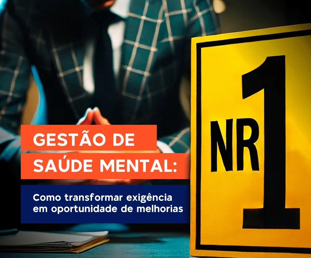 Cena de uma pessoa de terno, com as mãos entrelaçadas, ao lado de uma placa amarela com fundo preto, com o texto "NR 1" em destaque, e uma legenda com mensagens sobre saúde mental e oportunidades de melhorias.
