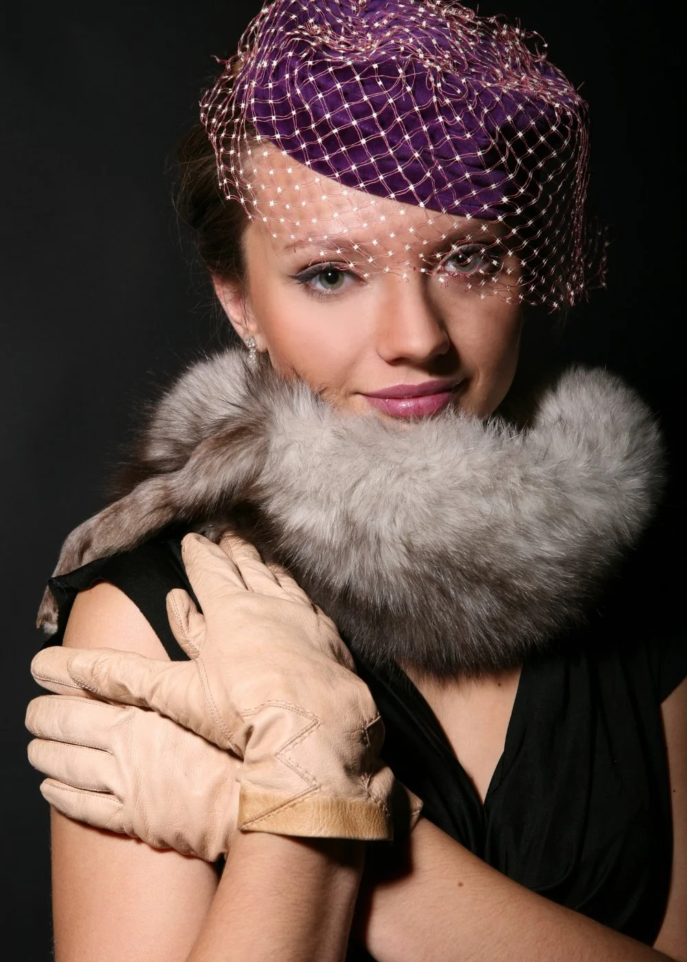 Vintage-inspired portrait with fascinator, fur stole, and classic makeup