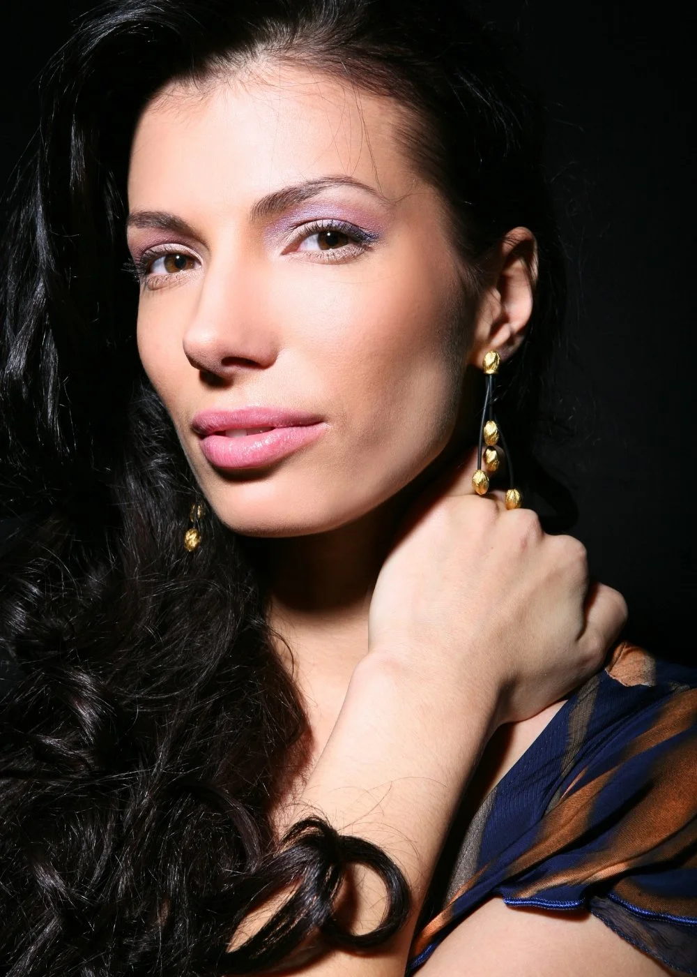 Evening makeup with subtle shimmer eyeshadow and glossy pink lips