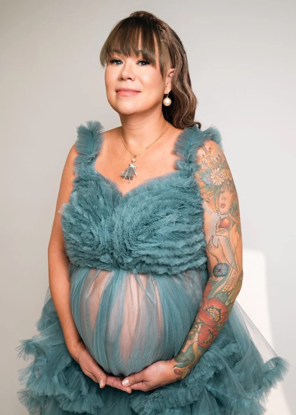 Maternity photoshoot makeup with fresh glow and soft neutral tones