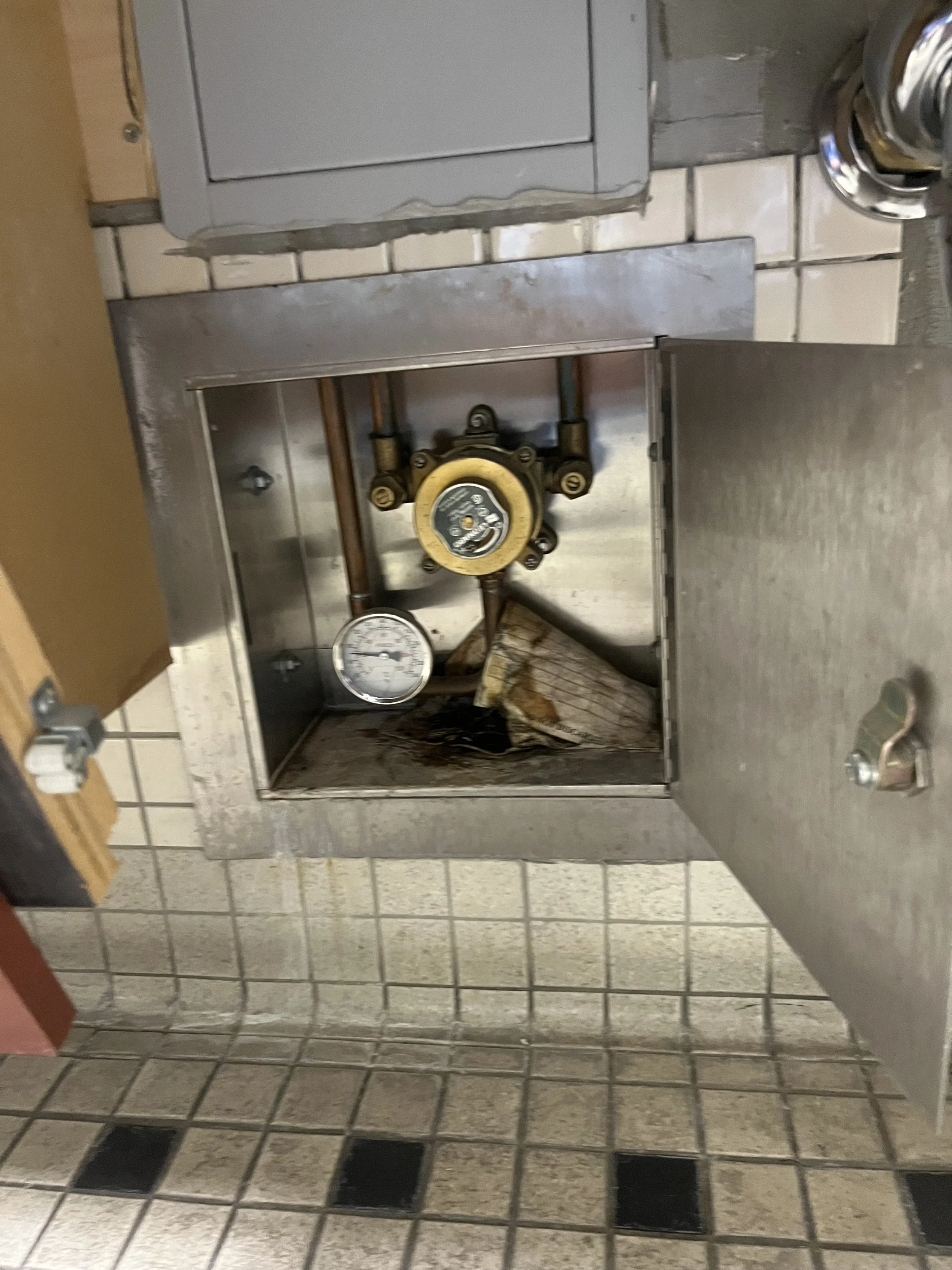 mixer valve system with a pressure gauge, a brass valve