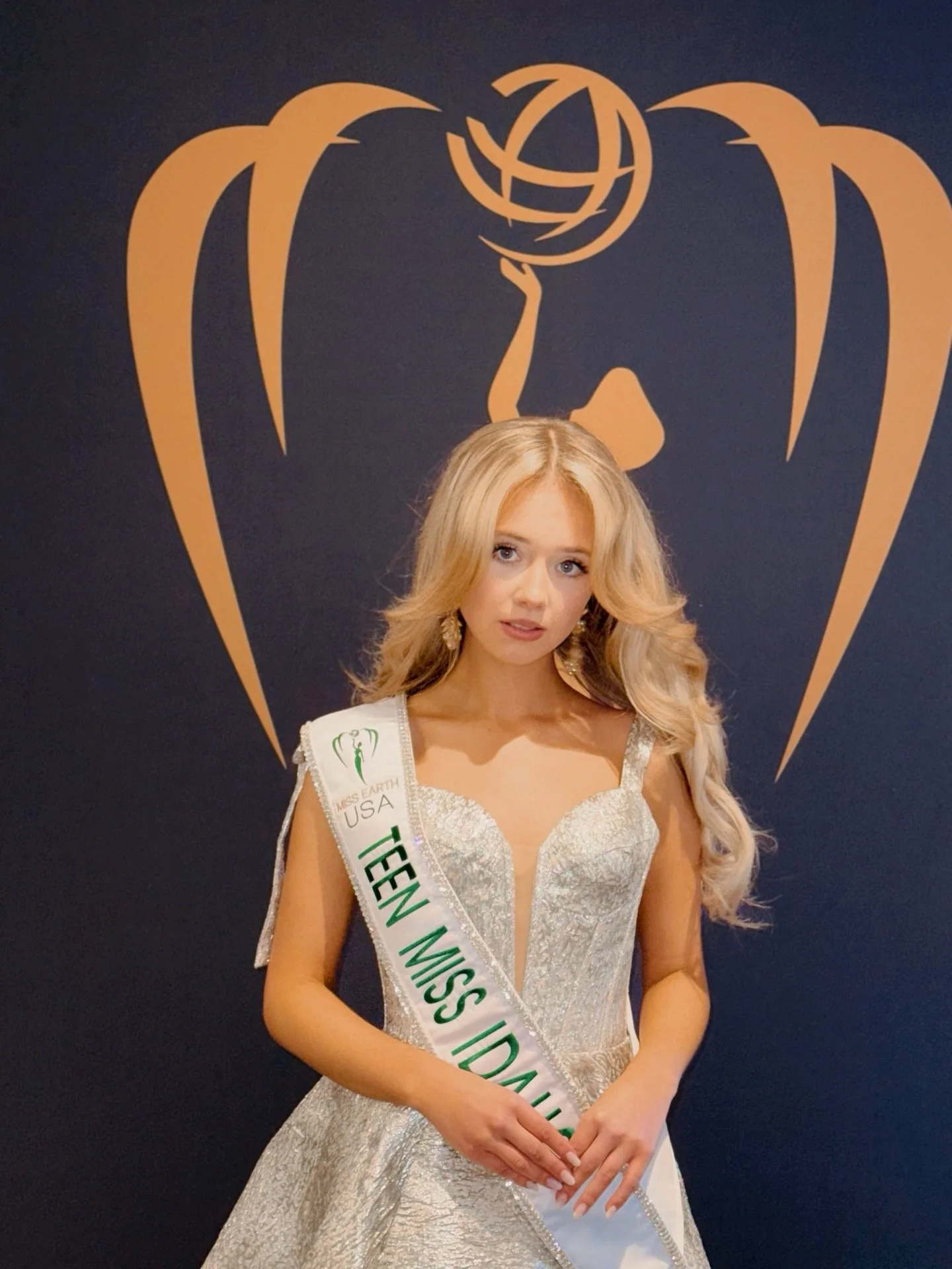 Standing on the national stage with pieces that mean everything to me 🩷 So proud to wear and share my earrings and the story behind them during @teenmissearthusa week!! These are just a taste of what will be yours coming 02.01.26 🤩⭐️

📸- @kaionder