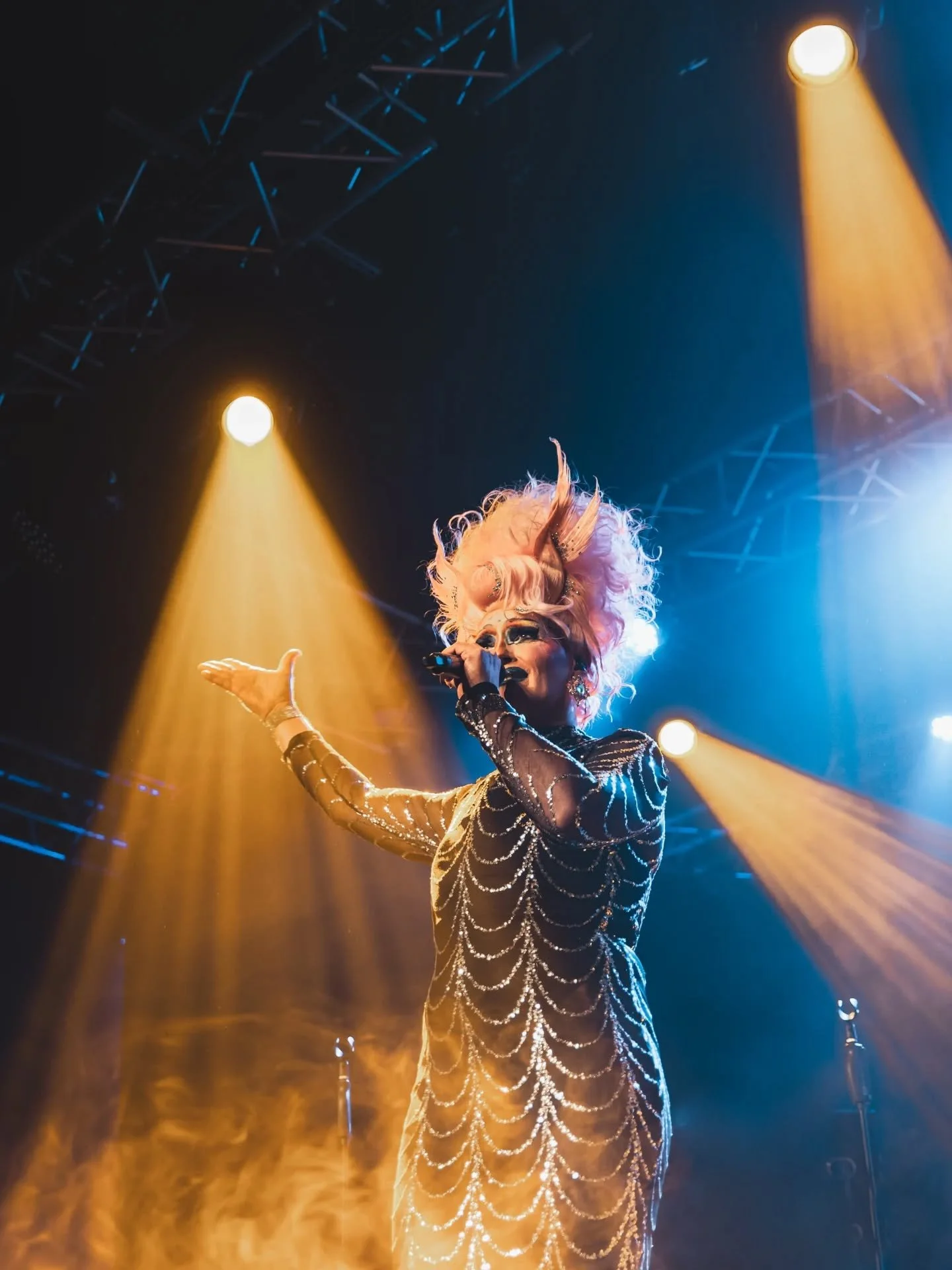 Been a little while since I've posted, but I've got loads of upcoming shoots I'm really excited about. Kicking off with @dragmetothe80s_uktour at @thebarn.ringwood last Friday night. 

Some of my fav portrait shots from the show. 
📸 All shot with my