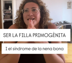 Mujer con gafas y cabello rizado frente a la cámara, con texto sobrepuesto que dice 'Ser la hija primogénita y el síndrome de la niña bonga'.