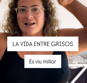 Mujer con gafas y cabello rizado hablando, con texto en la imagen que dice 'La vida entre grises' y 'Es víctimas mejor'