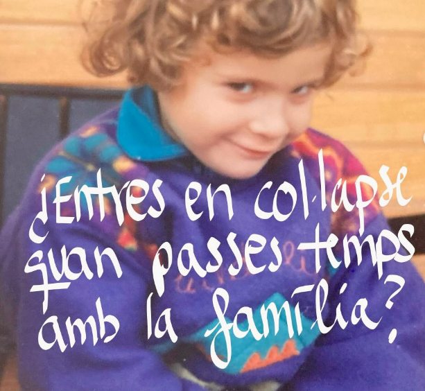 Niño sonriente con texto en catalán que pregunta si la familia se desintegra en tiempos difíciles.