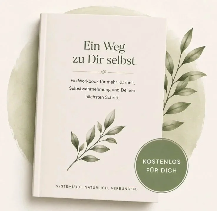 Ein Buch mit dem Titel "Ein Weg zuDir selbst" liegt auf einem weißen Hintergrund. Das Buch ist weiß mit grünen Blättermotiven und einer grünen Kreismarkierung mit der Aufschrift "Kostenlos für Dich".