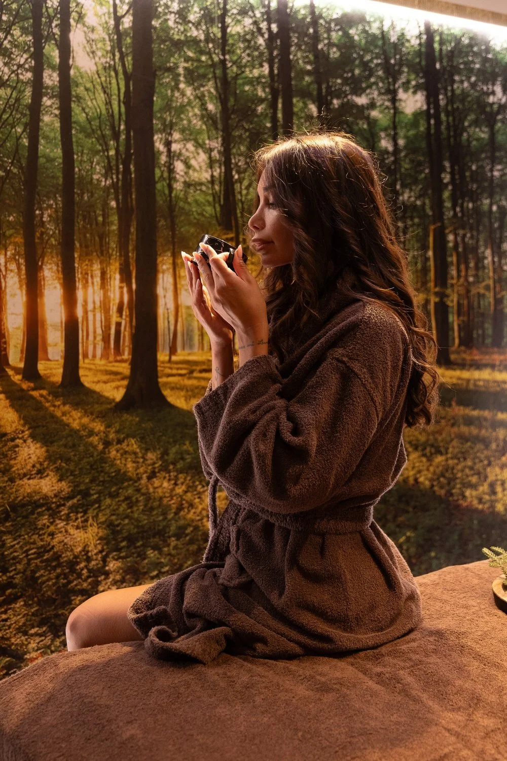 Donna immersa nella natura mentre si rilassa durante un’esperienza di benessere al centro estetico Lo Chalet Relens a Padova