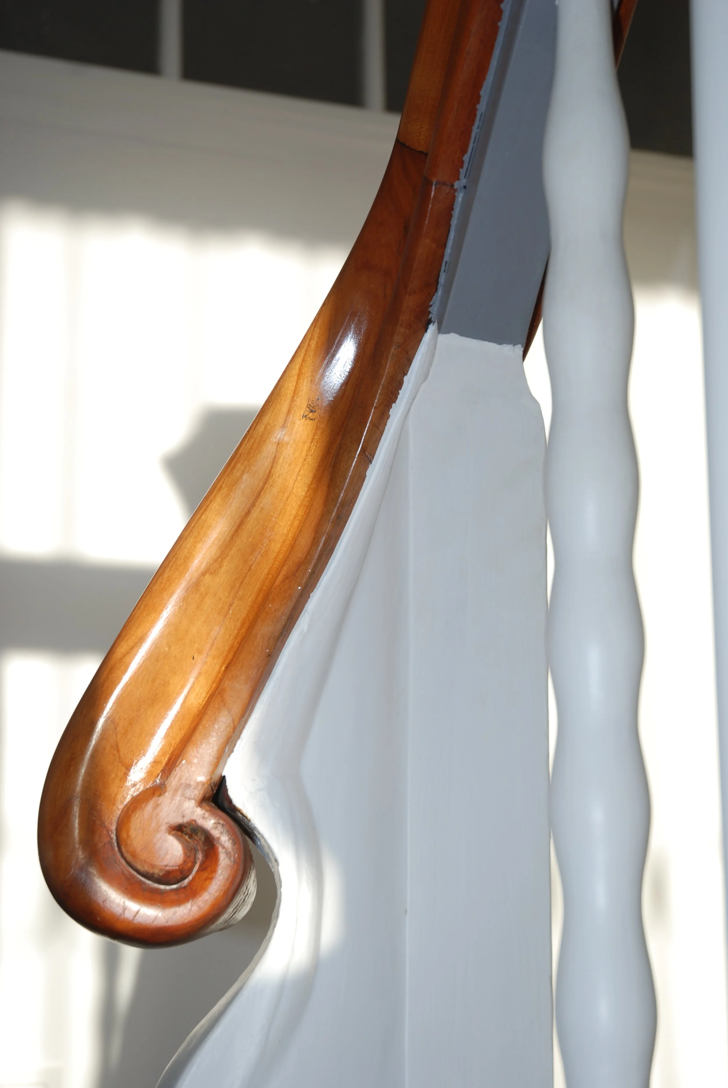 Nahaufnahme einer Holzgeländer im Inneren eines Hauses