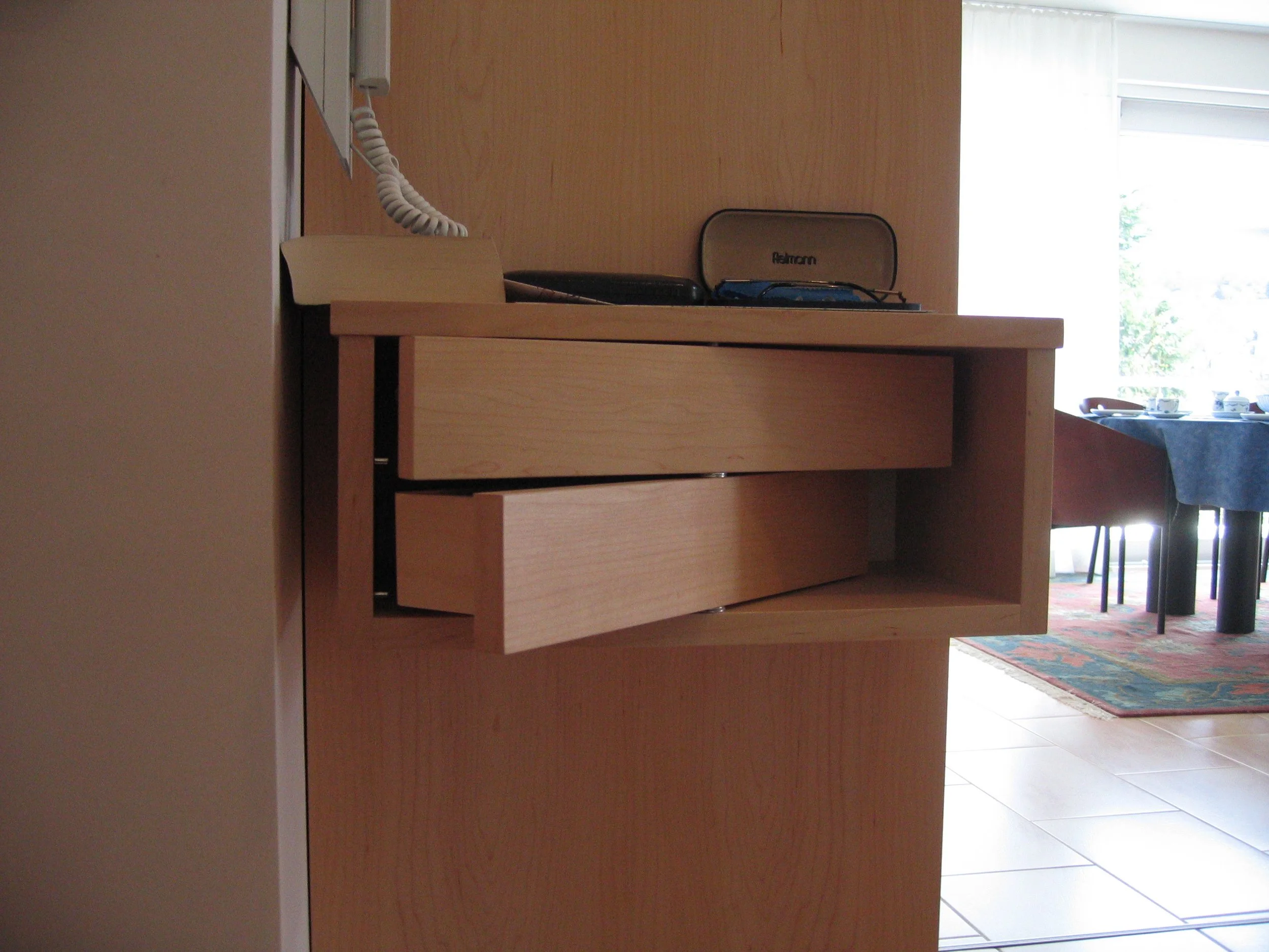 Holztür mit geöffnetem Briefkasten und Hausnummer