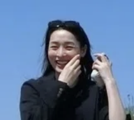 青空の下で笑っている女性
