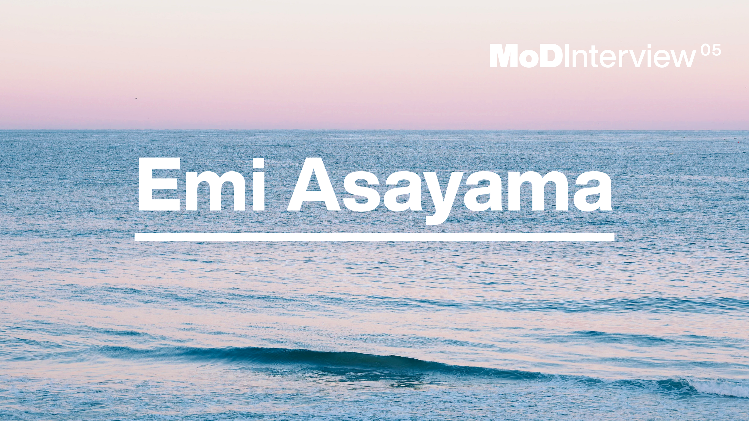海の風景と空、中央に大きな白い文字で「Emi Asayama」と書かれている。