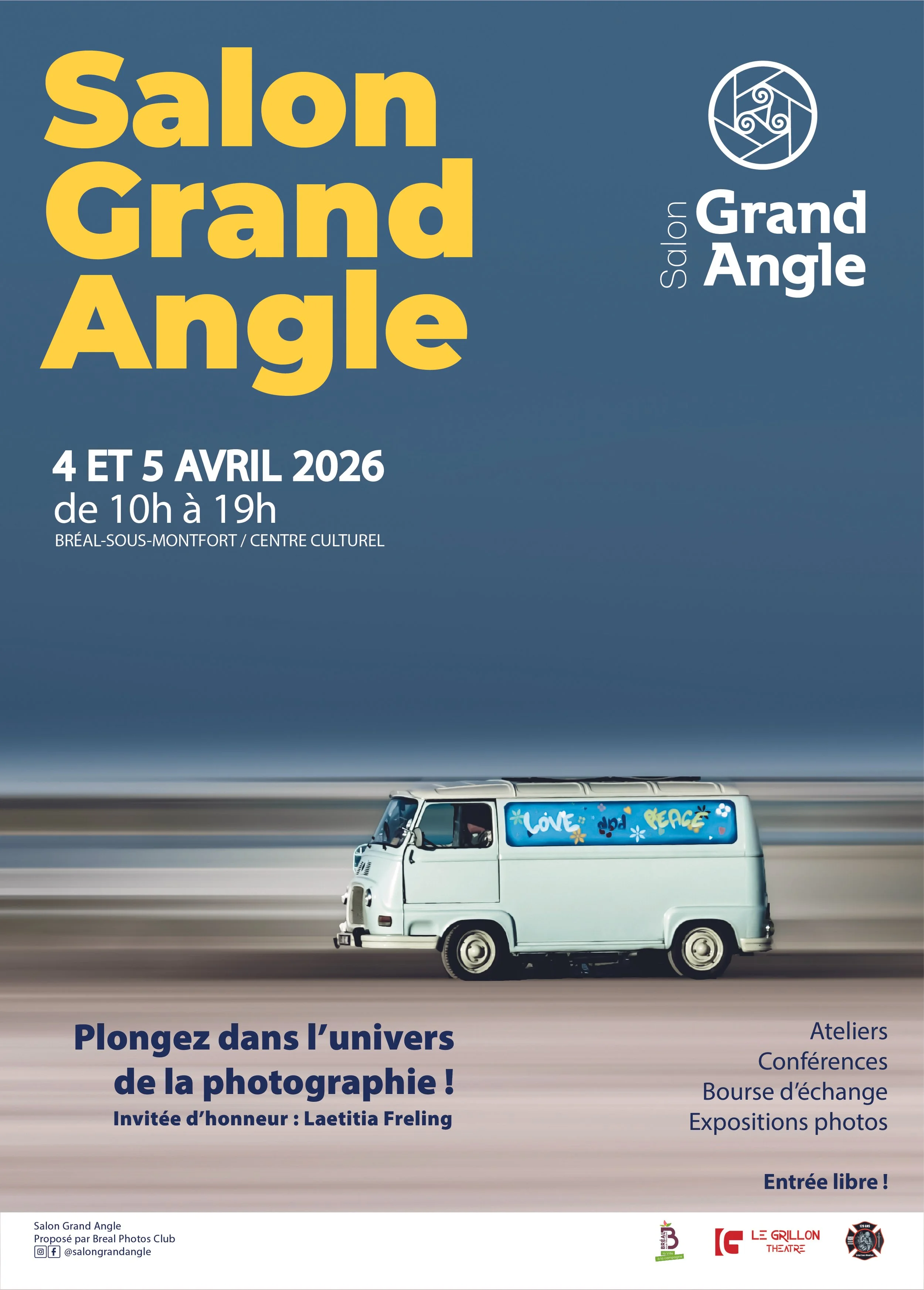 Affiche pour le Salon Grand Angle 2026 avec une photo d'un van blanc avec des mots comme Love et Peace écrits en bleu, roulant rapidement sur une route. L'affiche mentionne les dates, lieux, et activités du salon, avec un fond bleu et des textes en jaune et blanc.