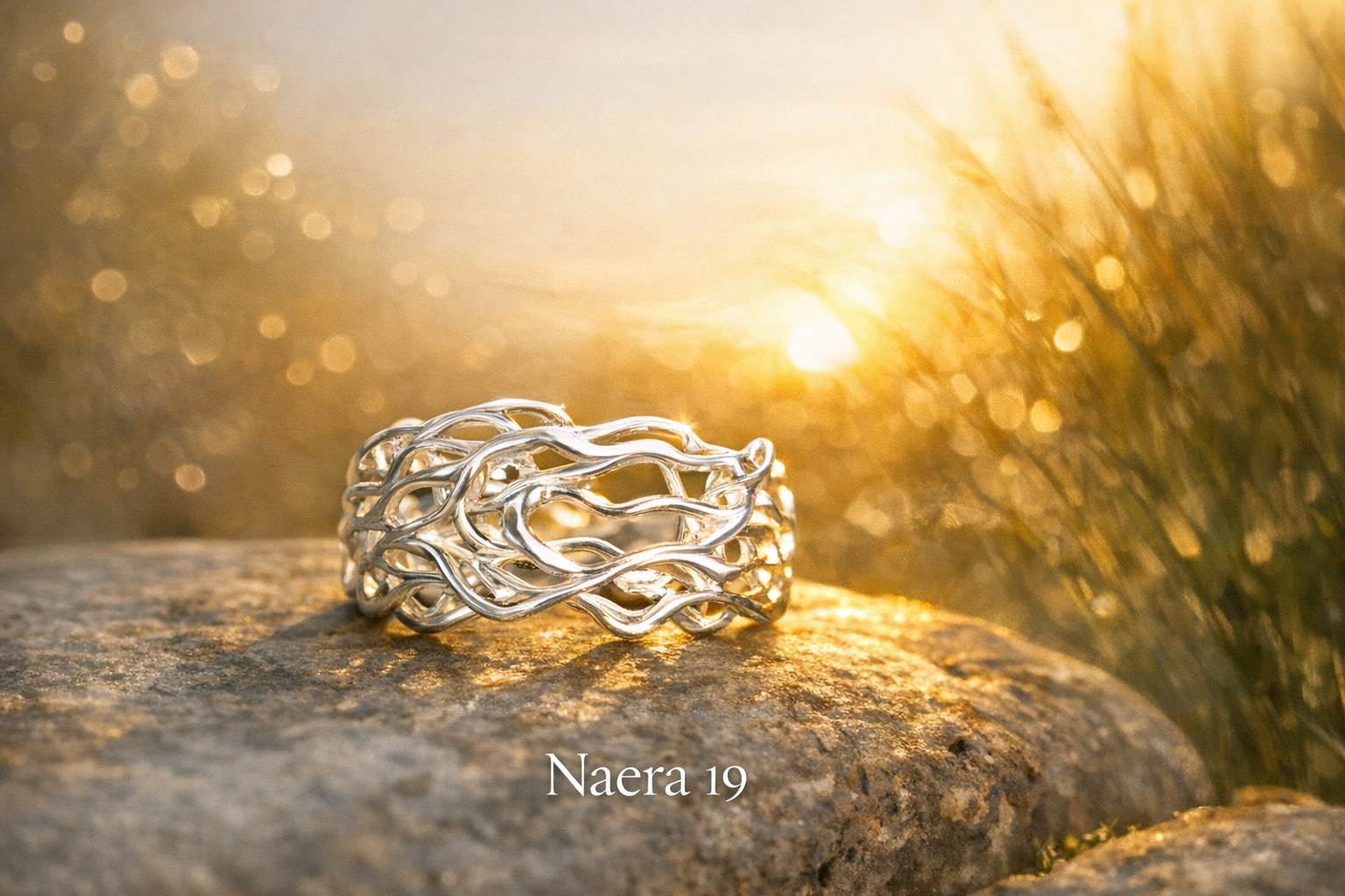 19 Naera - Bague en argent faite de fils entremêlés. Forme organique, éclat vivant. Naera, la lumière qui s’enlace dans le métal vivant.