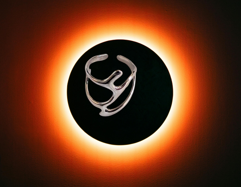 92 Éclisse  — Bague - Une brèche de lumière qui se referme en douceur autour du doigt.