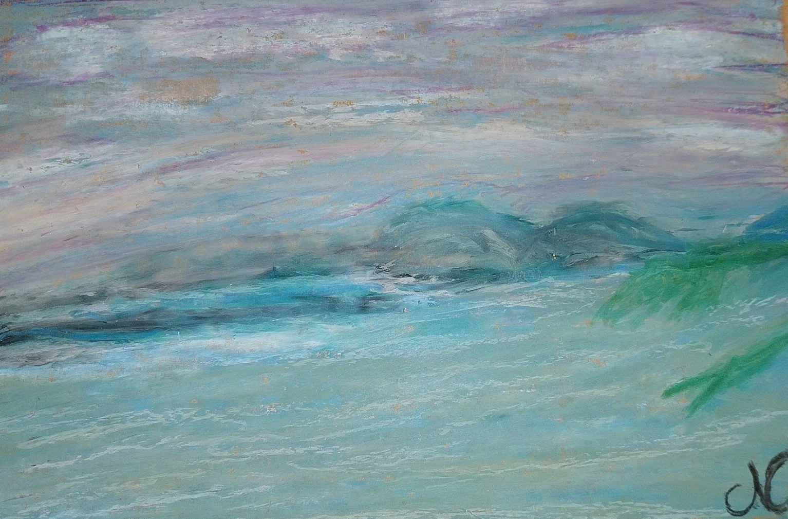 Peinture représentant une mer agitée avec des vagues, ciel nuageux avec des couleurs pastel, et un bout de côte verte à droite.