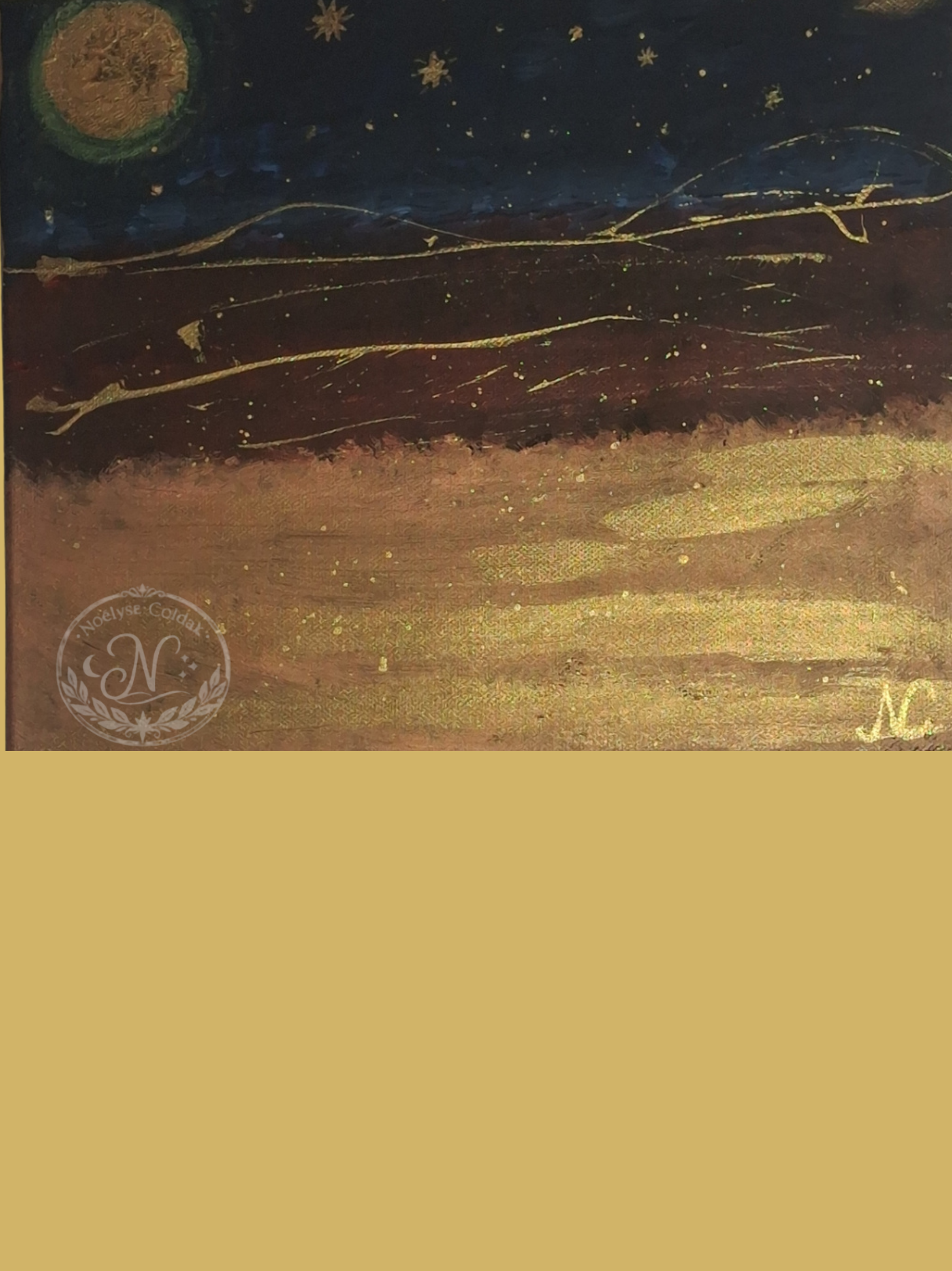 Un tableau représentant une scène nocturne avec un ciel étoilé, un grand astre brillant en haut à gauche, et des lignes dorées évoquant des étoiles ou des planètes. La partie inférieure est de couleur brun chaud, évoquant un sol ou une surface terrestre stylisée.