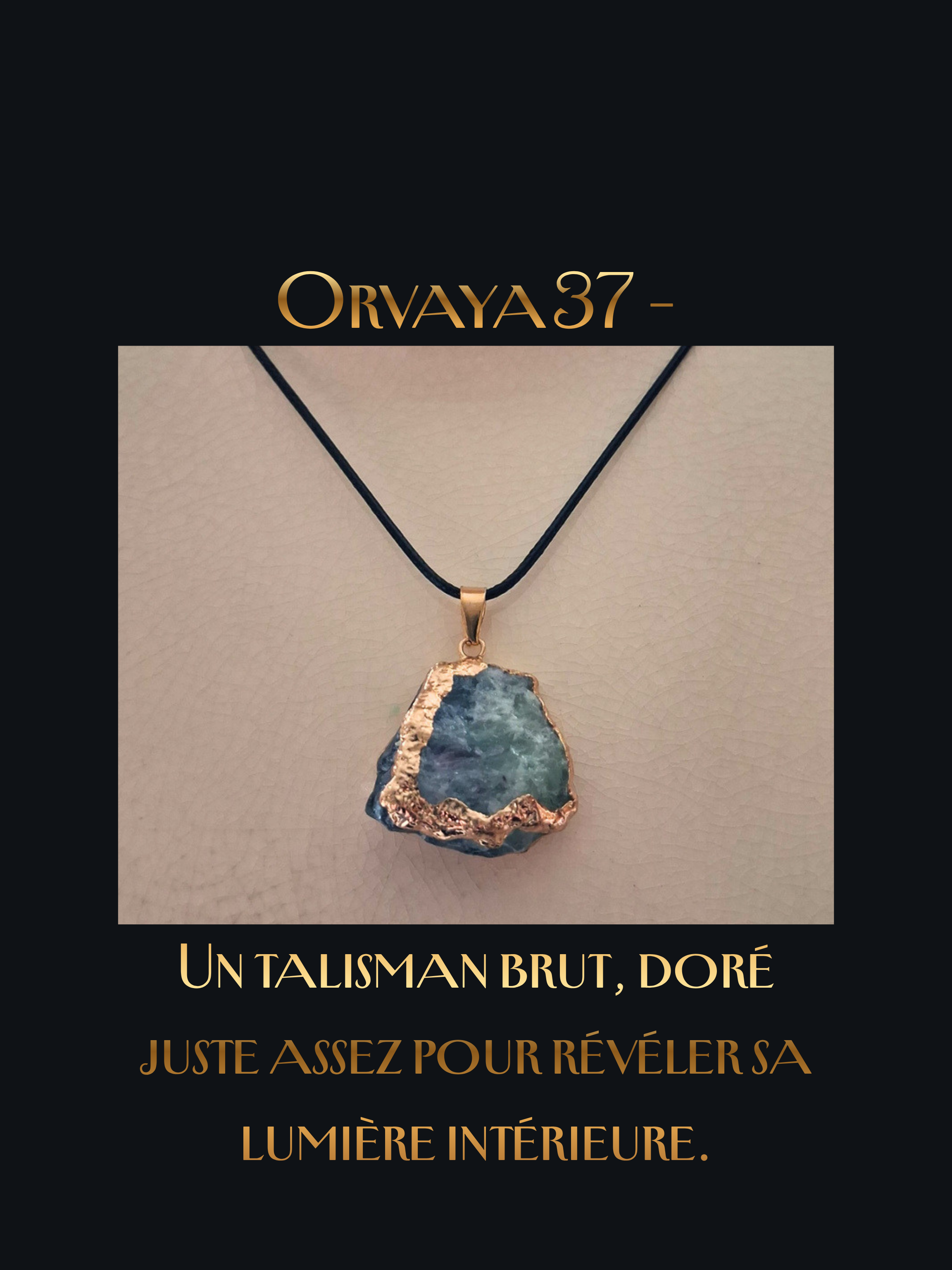 37 Orvaya - collier est un fragment sauvage de fluorite brute, doré sur ses arêtes et suspendu à un cordon ciré, entre lumière alchimique et force minérale.