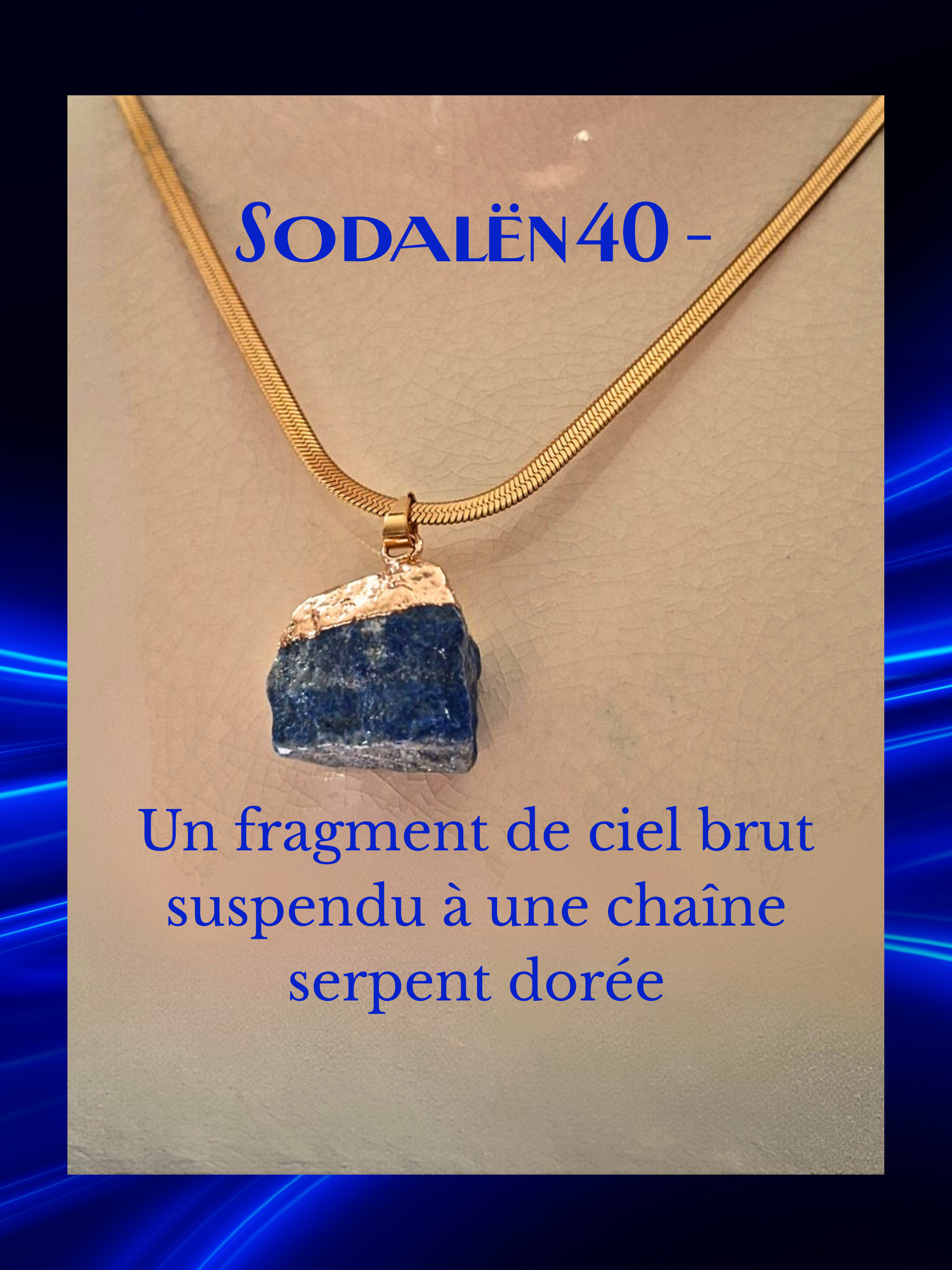 art40-Sodalën 40 -Un fragment de ciel brut suspendu à une chaîne serpent dorée.png