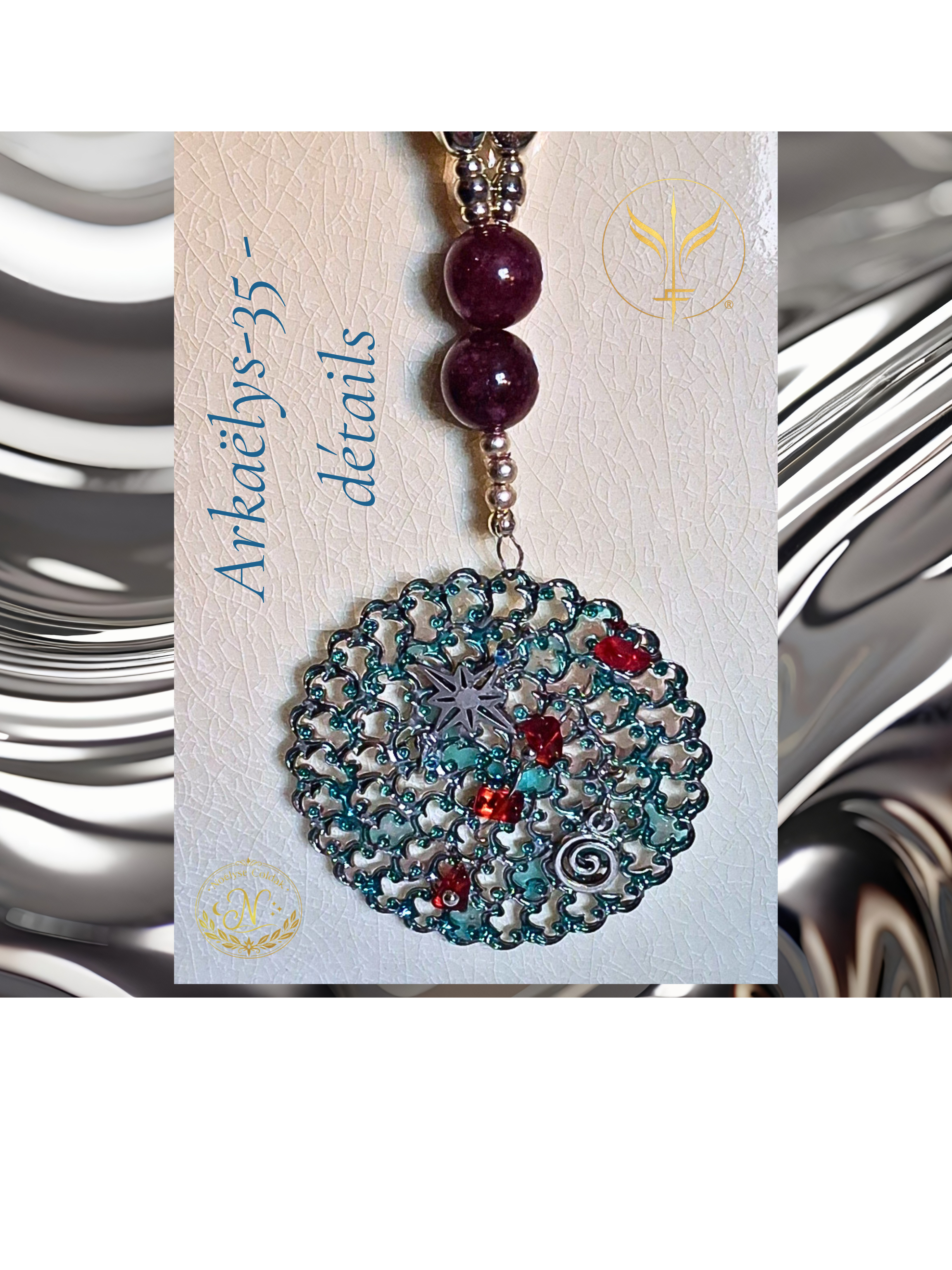 35 Arkaëlys  est un médaillon sacré d'Ariha tissé de perles et de pierres, où la sardoine, l’acier et l’argent s’unissent pour former un cercle de force, de lumière et de mémoire.