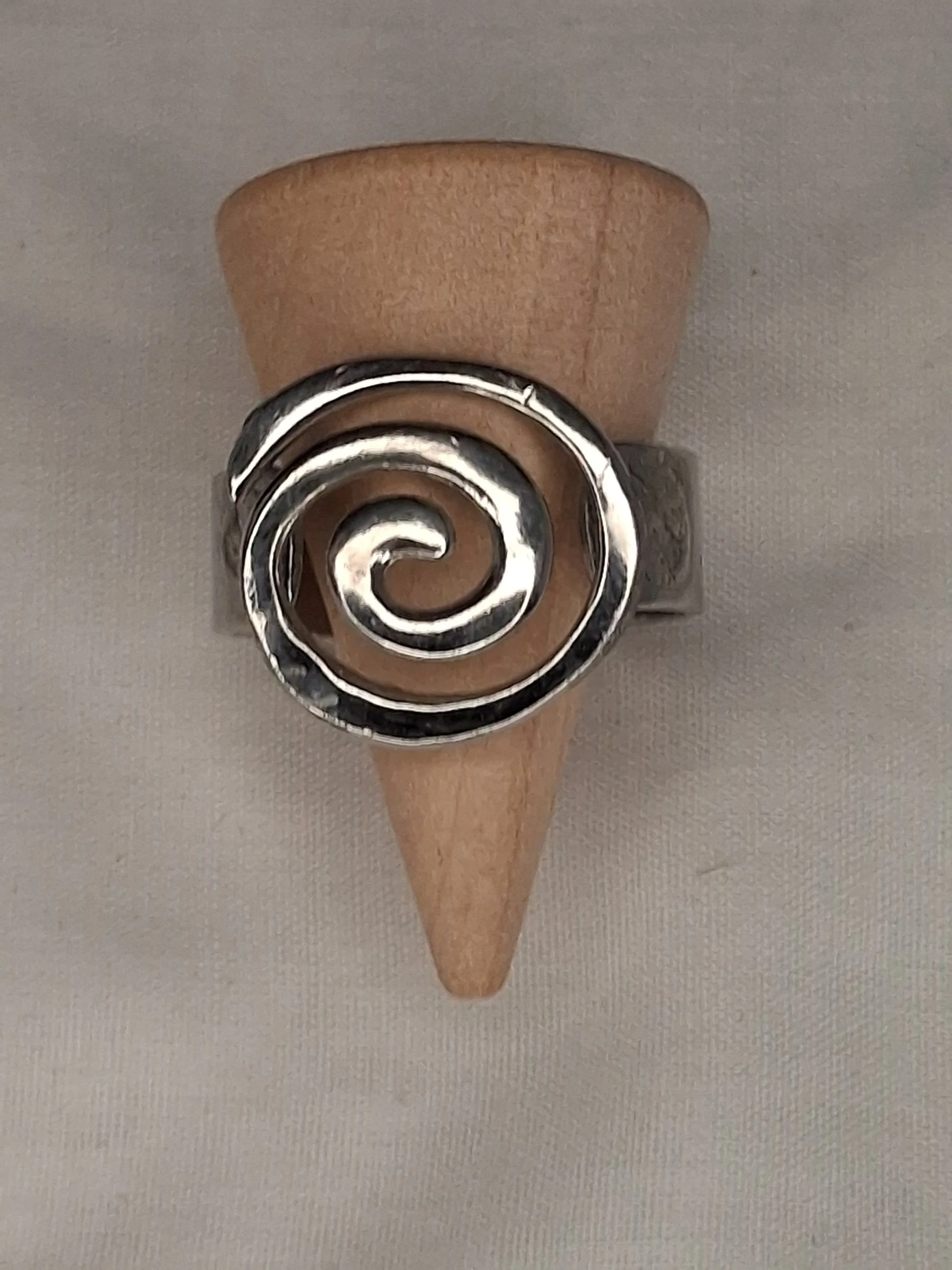95 Hélyssia  - bague  spirale en acier  Taille 10 — une courbe qui s’élève, comme un souffle de lumière en mouvement.