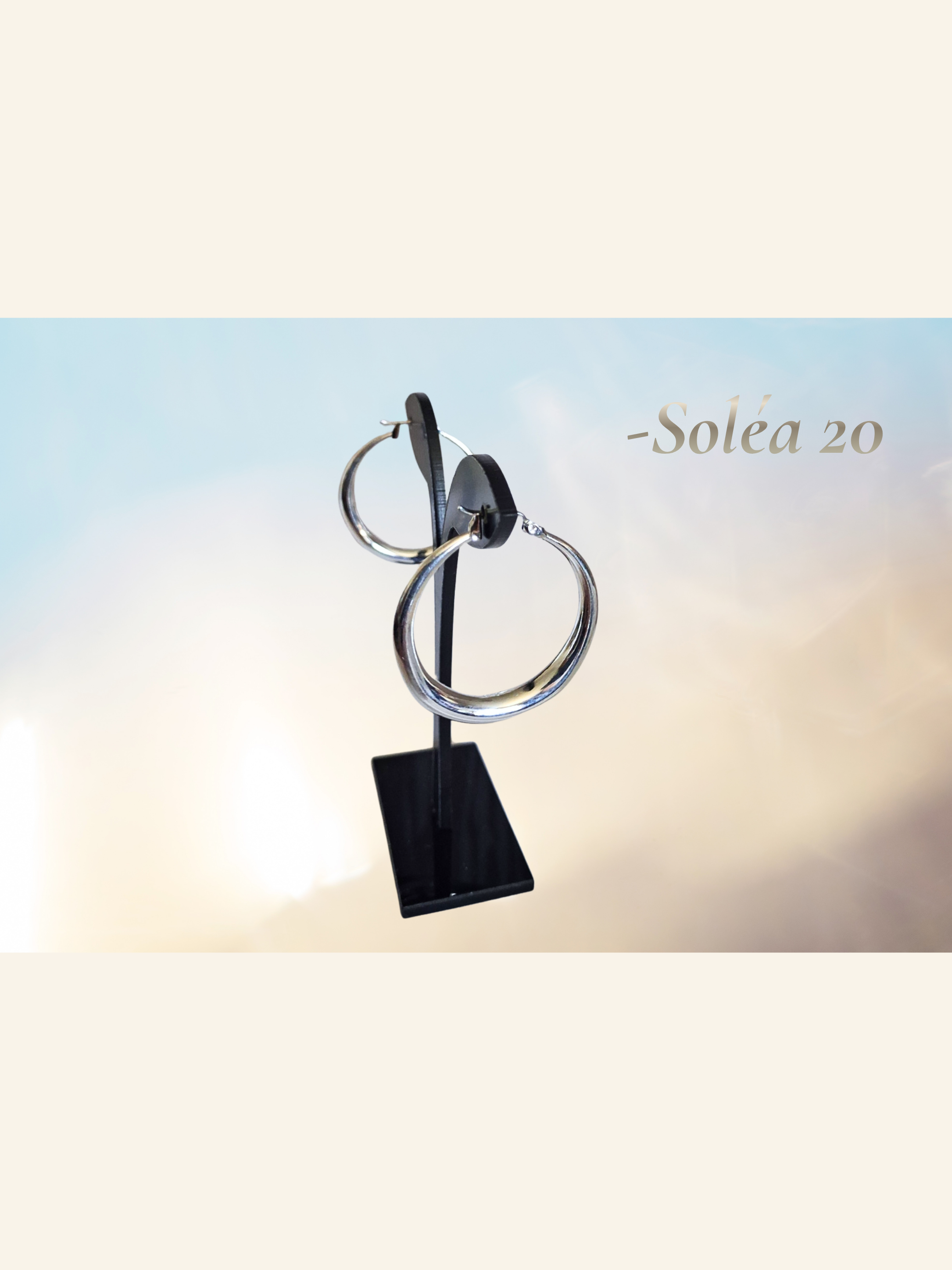 20 Soléa -Créoles en argent lisse. Cercle pur, éclat solaire. Soléa, le cercle d’argent où la lumière tourne sans fin