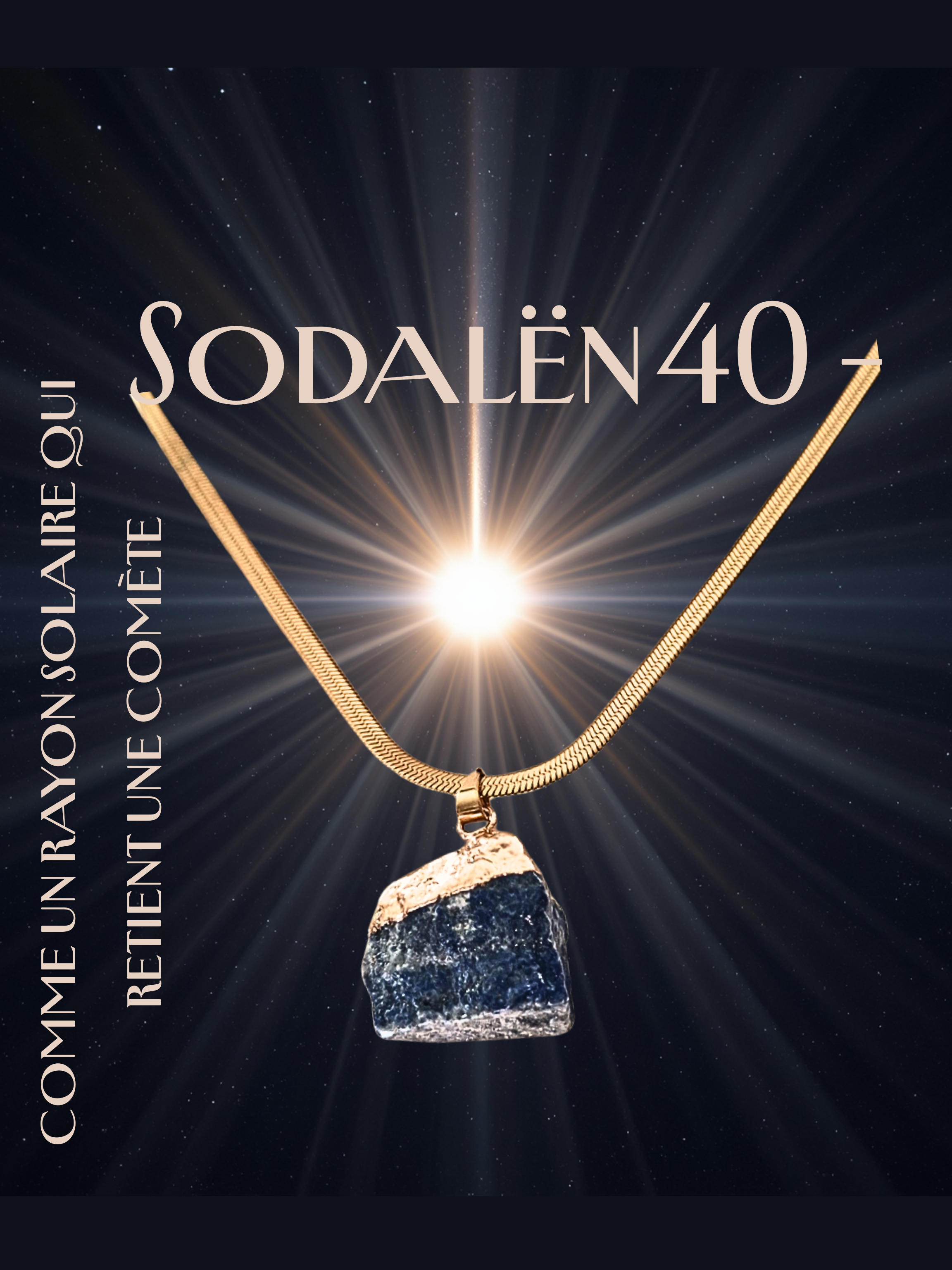 40 Sodalën   — L’Éclat des Cieux   Un fragment de ciel brut suspendu à une chaîne serpent dorée. La sodalite, laissée dans sa forme originelle, révèle un bleu profond et vivant, entre terre et cosmos.