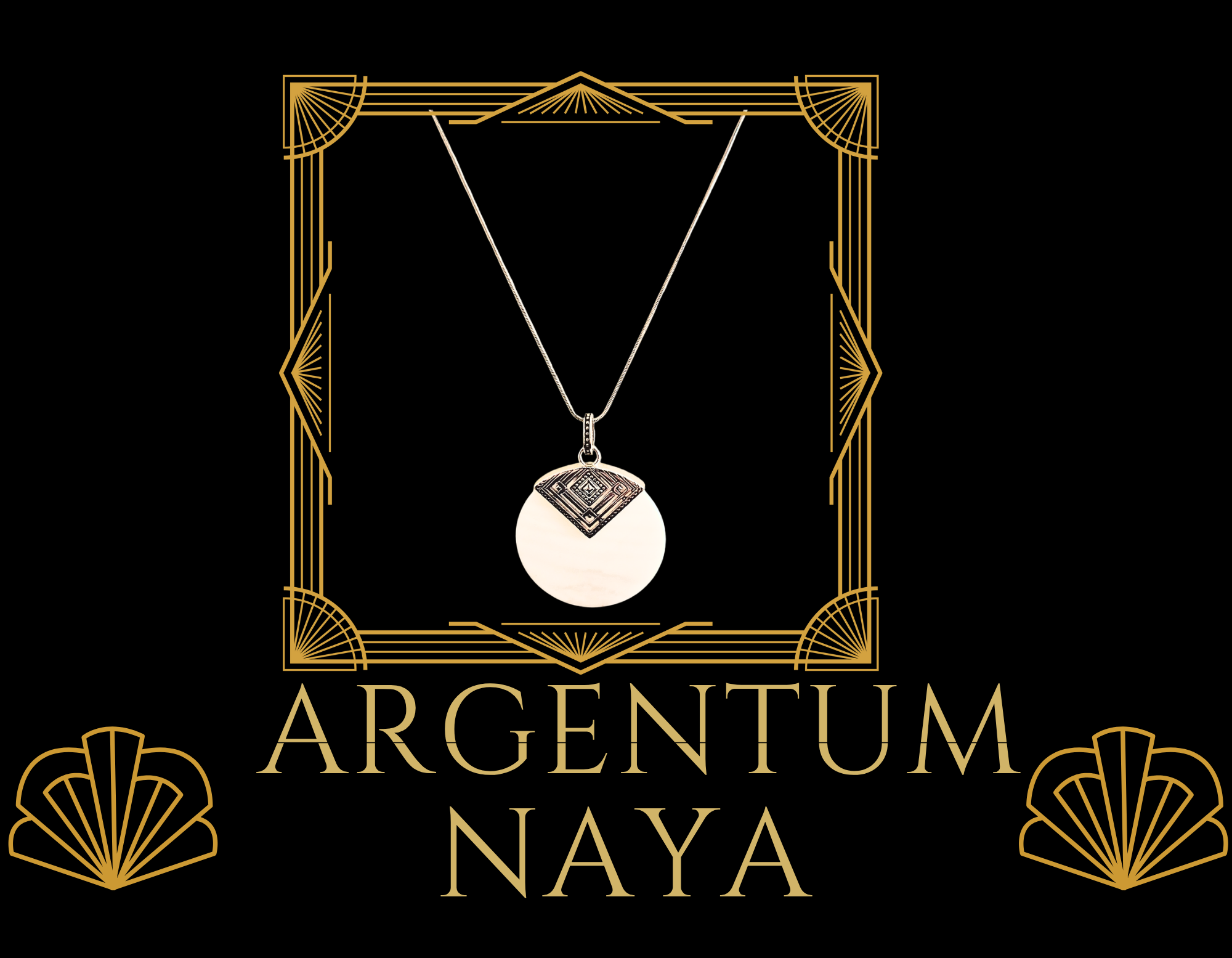 88 Argentum Naya — Collier -Médaillon Art nouveau en argent et nacre   Un médaillon lumineux mêlant argent sculpté et nacre irisée. Une pièce poétique et organique inspirée des courbes Art nouveau.