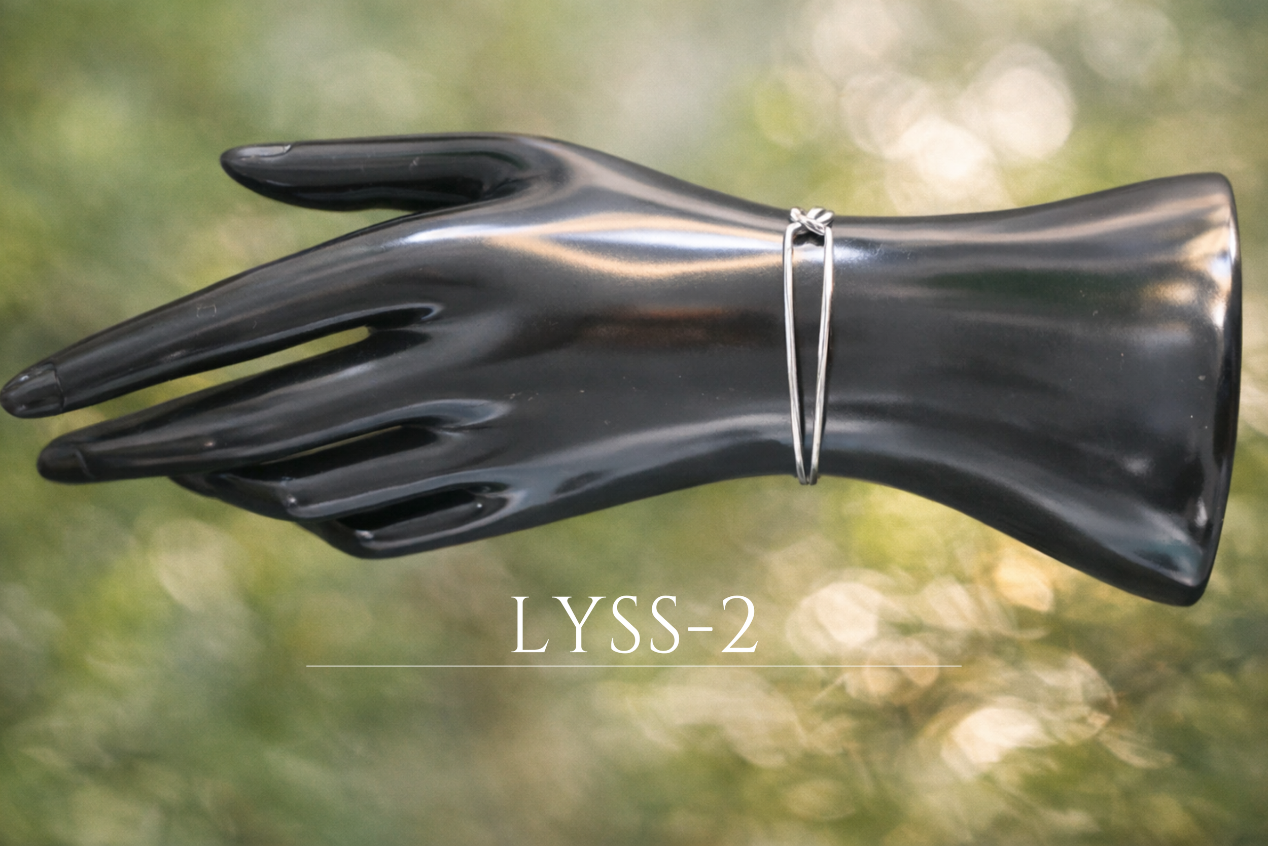 2 Lyss- Bracelet fin en argent, noué d’un geste délicat. Épuré, lumineux, intemporel.