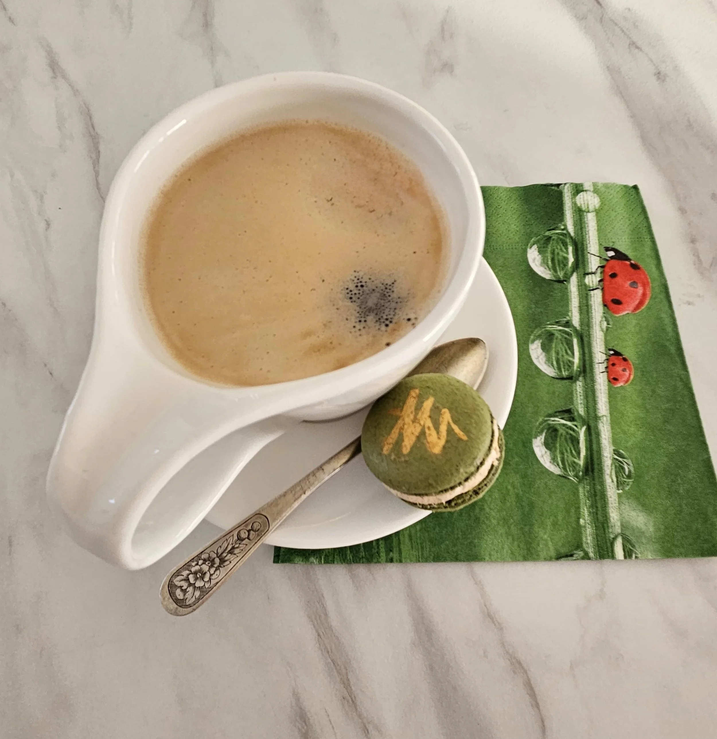 CALLUNA ürditee või hommikukohv Levier kohviku imemaitsva makrooniga. Telli ette Krista käest ( 7 EUR ).