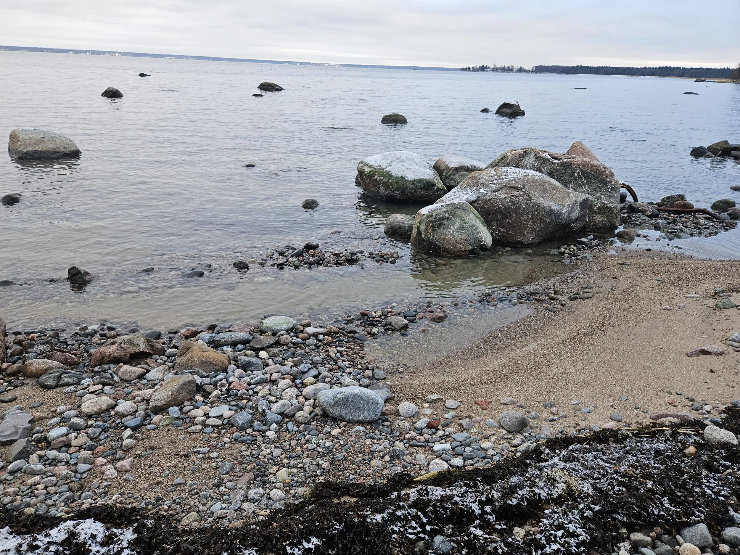 CALLUNA kivirand. Lühikese jalutuskäigu kaugusel asub kivine mererand, kus nautida tuule paitamist ja päikesetõusu.
