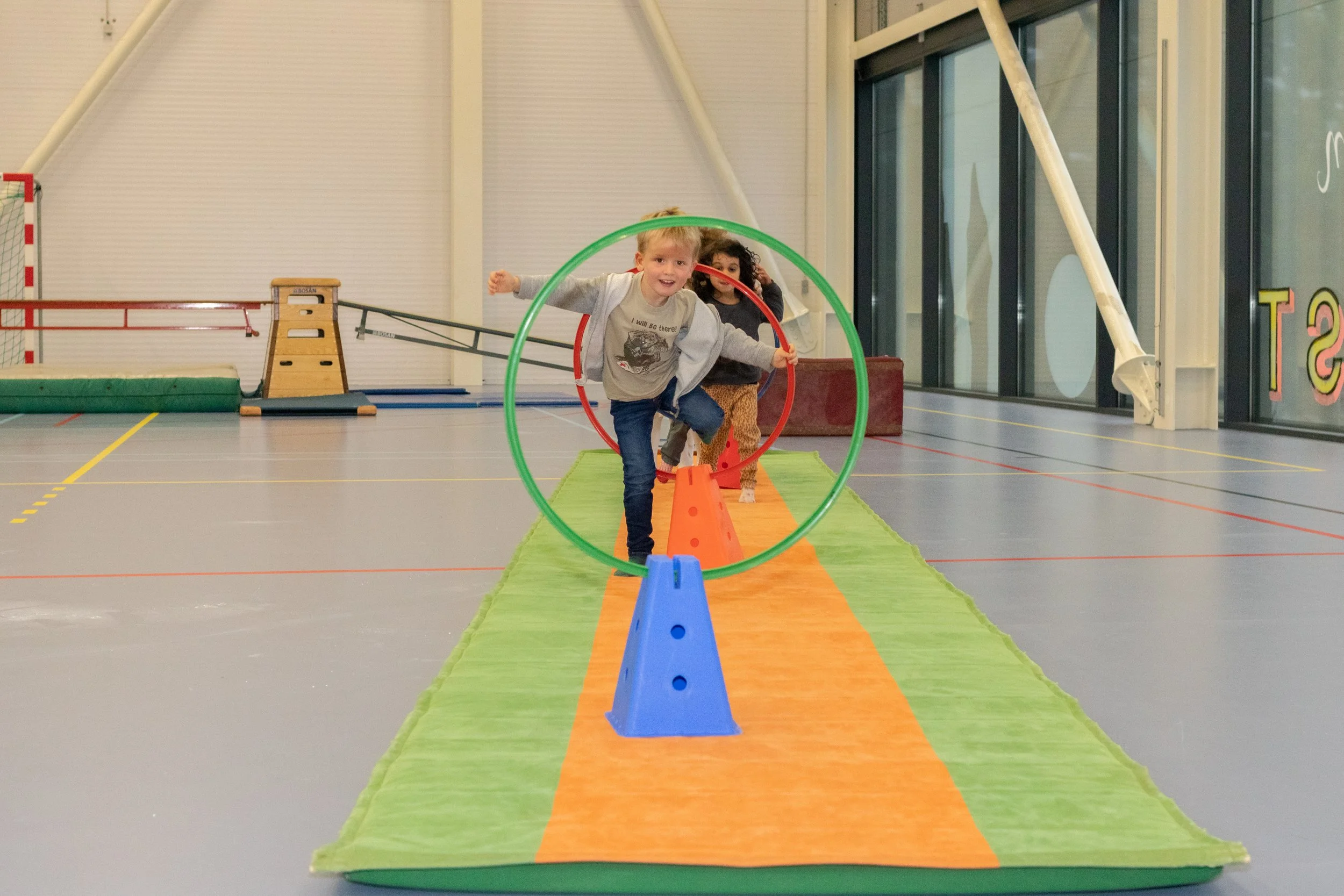 Verschillende kinderen die smiling in een klas of indoor omgeving.