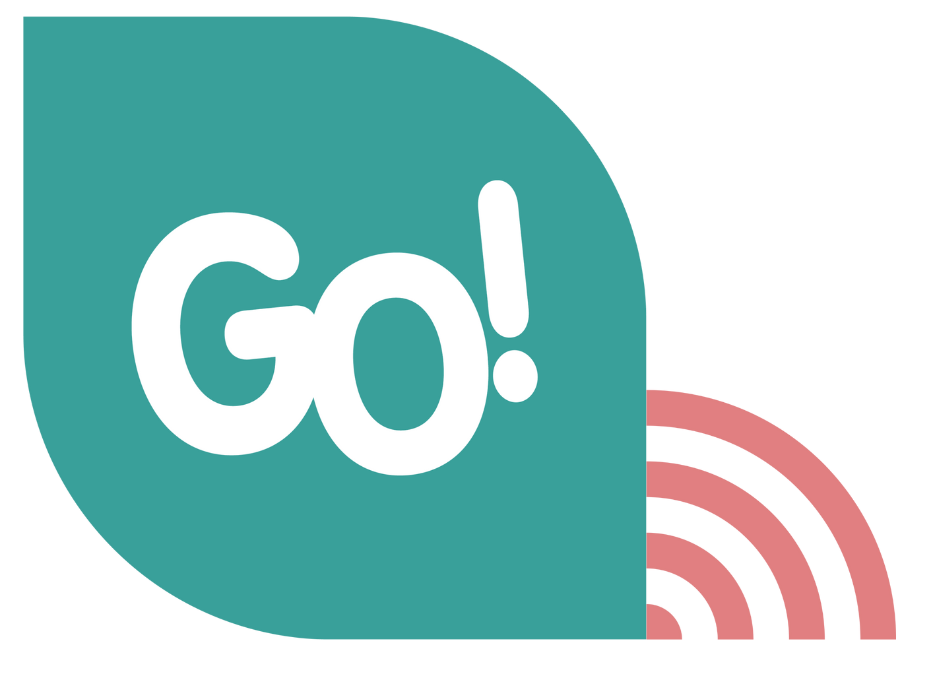 Een bekende logo met de woorden 'GO!' in witte letters in een blauwe spraakbel, met roze gekleurde rondes eromheen aan de rechterkant.