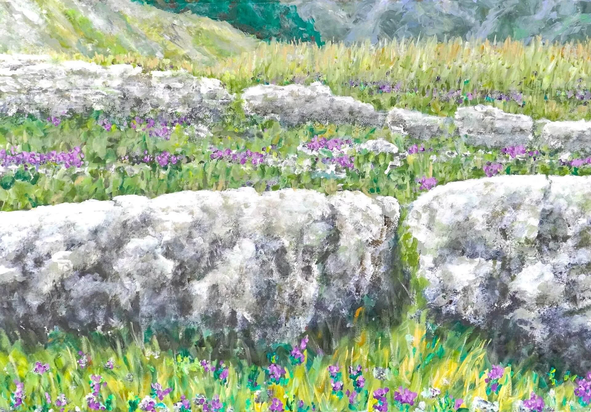 Landschaftsgemälde mit lila Blumen und Steinen mit dem Titel Stillstand im Morgenlicht. Acryl auf Leinwand. 105 x 150 cm