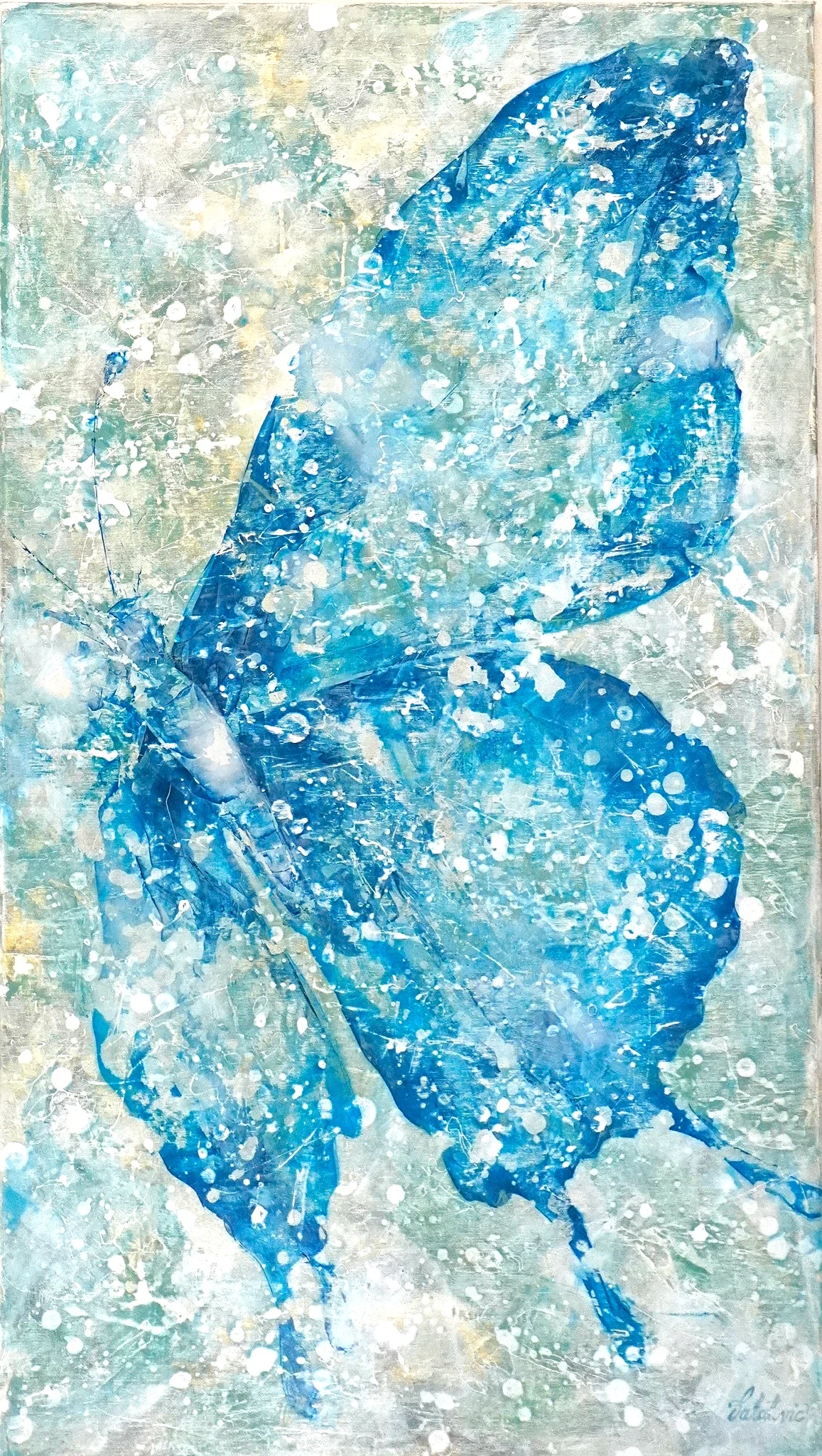Ein Schmetterlingsgemälde auf einer Leinwand. 120x70cm. Mit Acrylfarbe gemalt. Der Schmetterling ist blau mit wißen Flecken auf einer Leinwand die wie eine Marmorplatte aussieht in grau, blau und gelben Tönen
