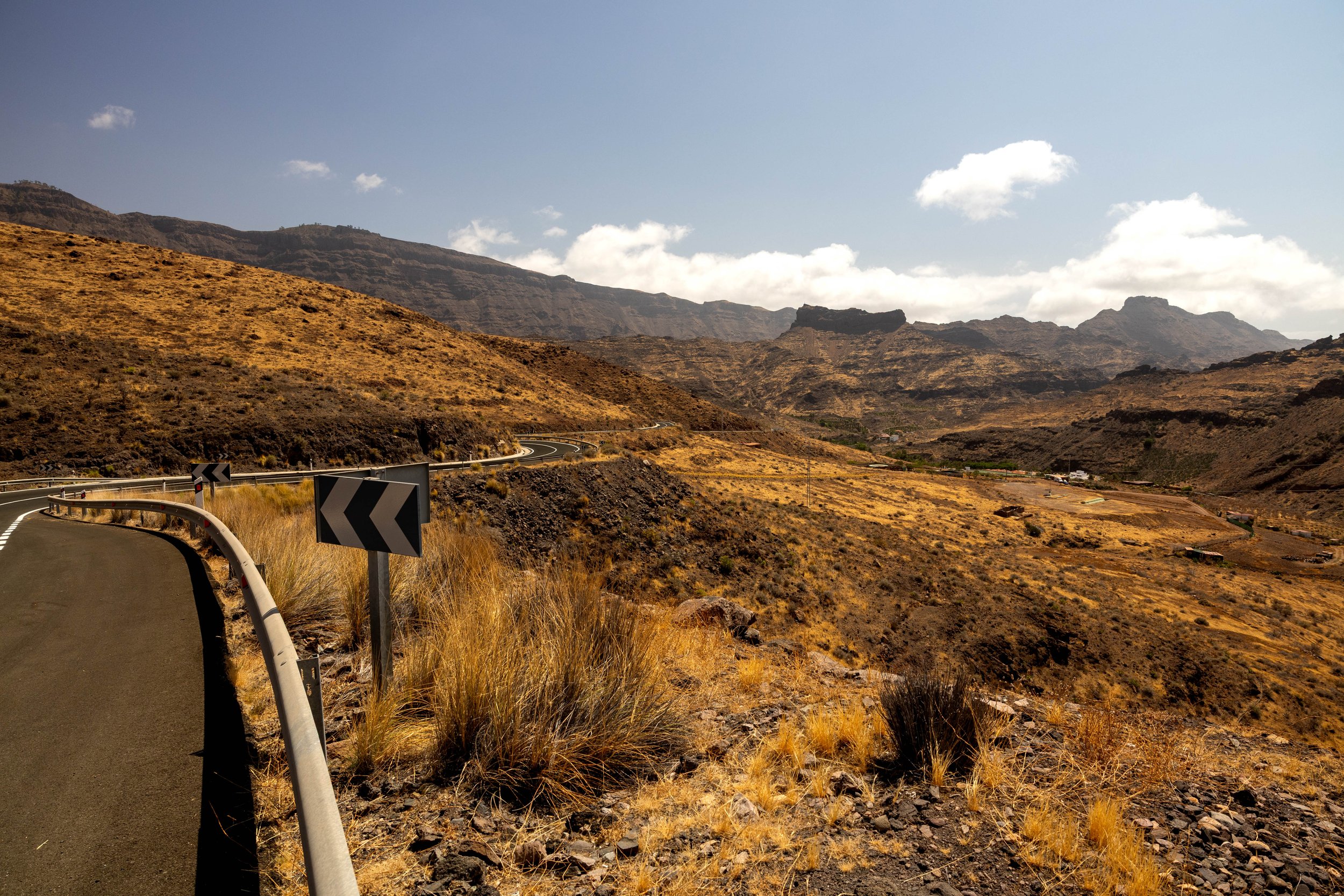 Desered curves: a road through golden wilderness - Gran Canaria (Spain) 🇪🇸