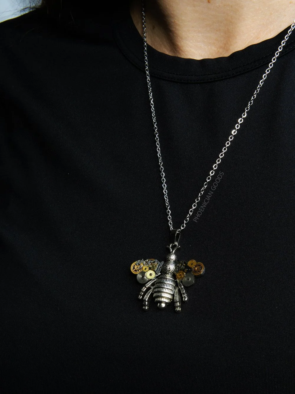 silver-bee-necklace---02.jpg