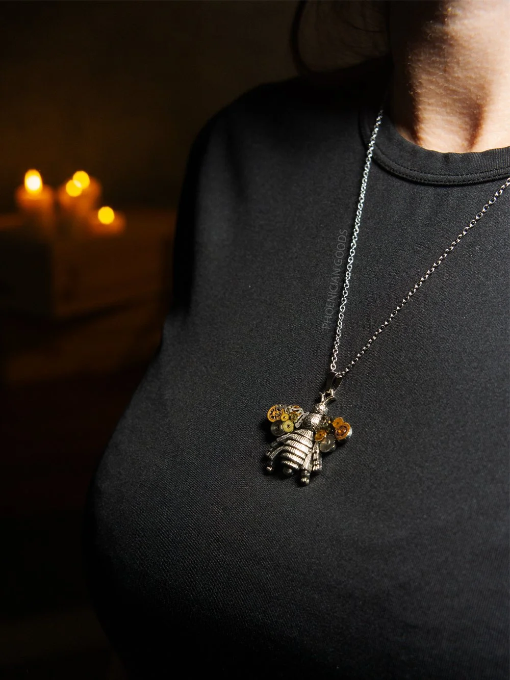silver-bee-necklace---03.jpg