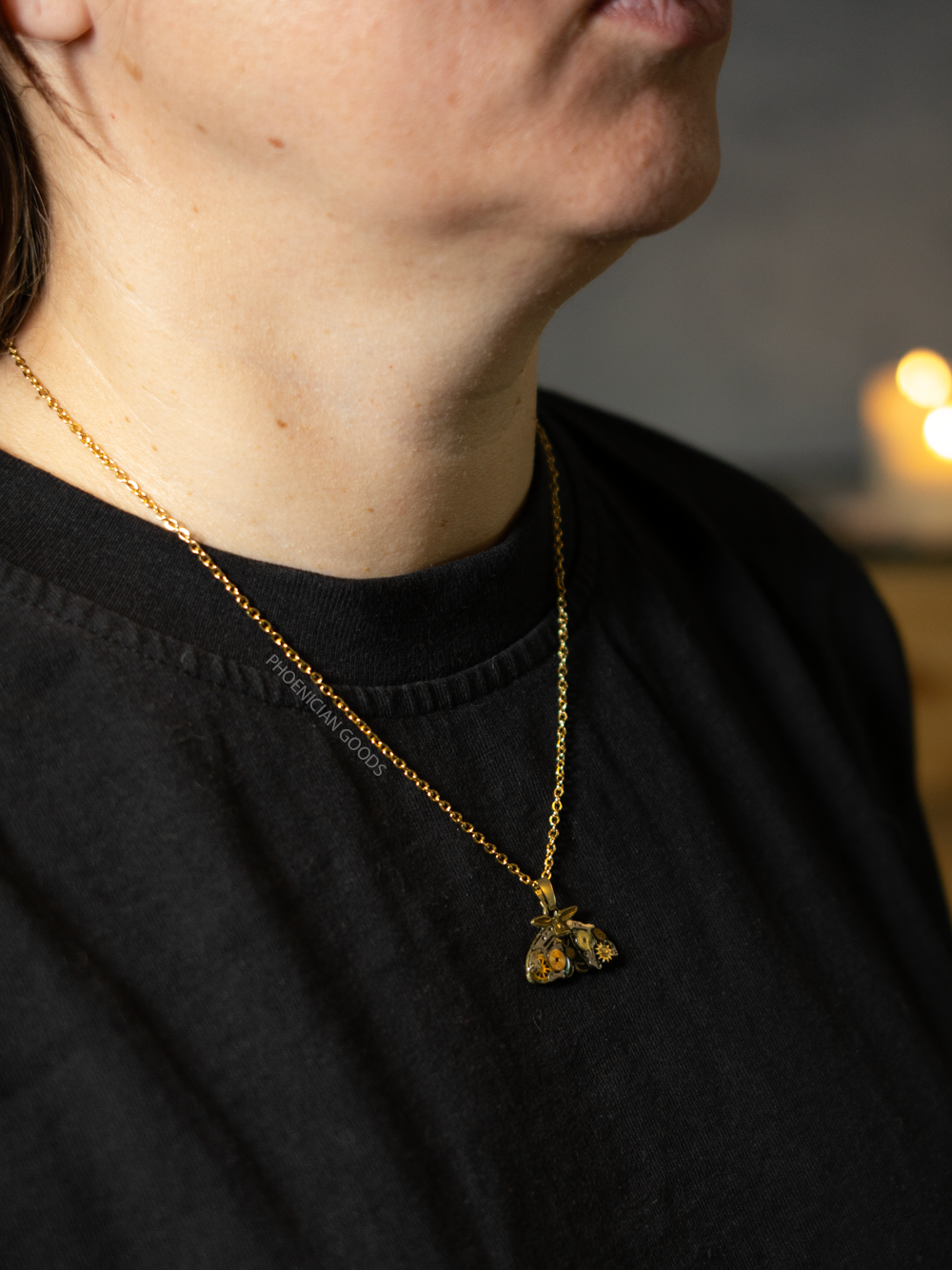 gold-moth-necklace-02.png