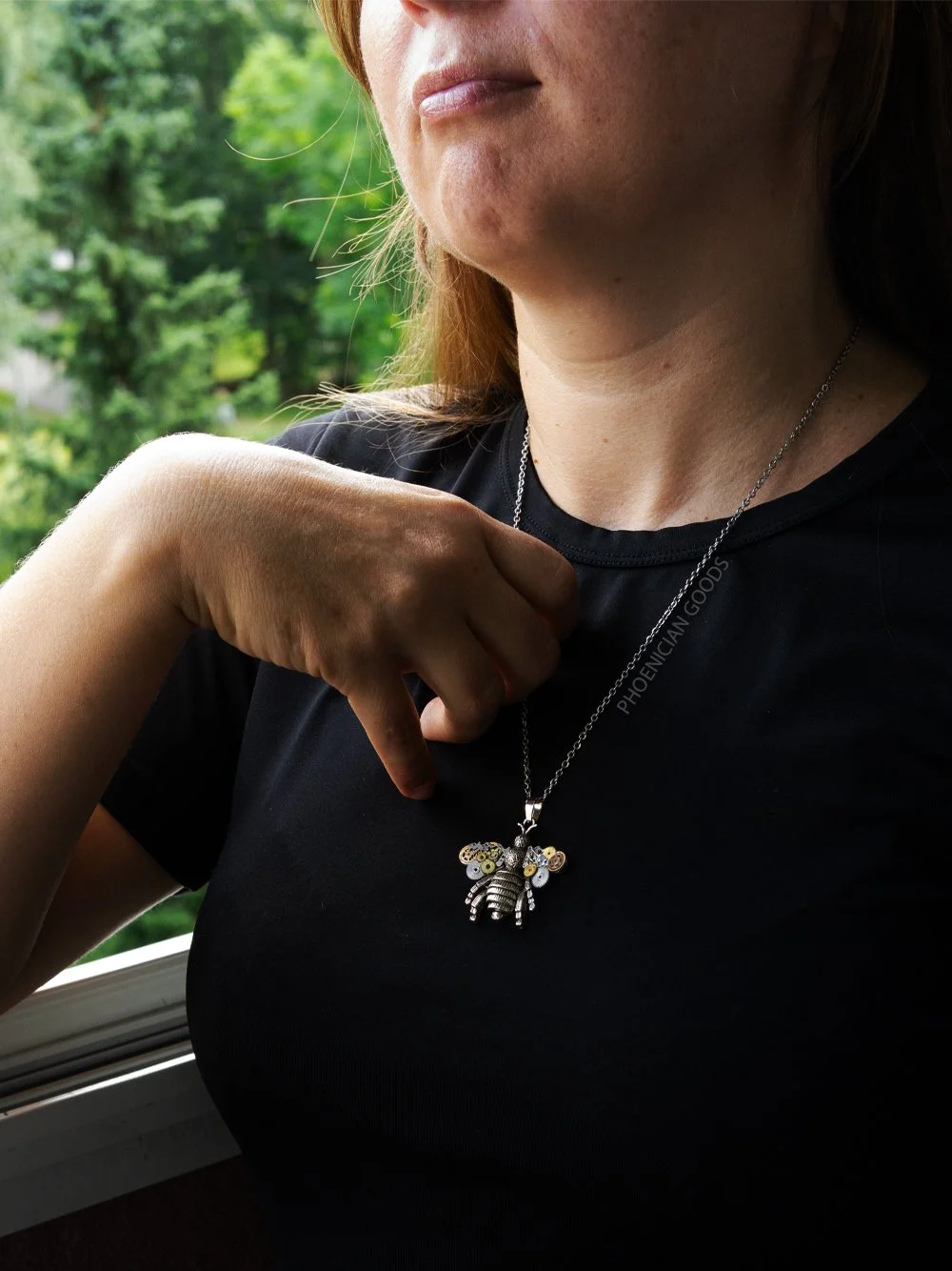 silver-bee-necklace---01.jpg