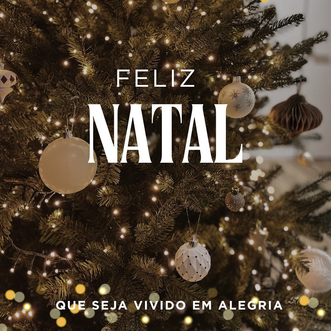 A felicidade nem sempre aparece,
mas essa alegria pode ser procurada em pequenos momentos: nos detalhes, nas pessoas, em coisas simples.
Que este Natal seja vivido com calma, verdade e aquilo que nos faz bem 🎄✨

#FelizNatal #NatalComSentido #Pequeno