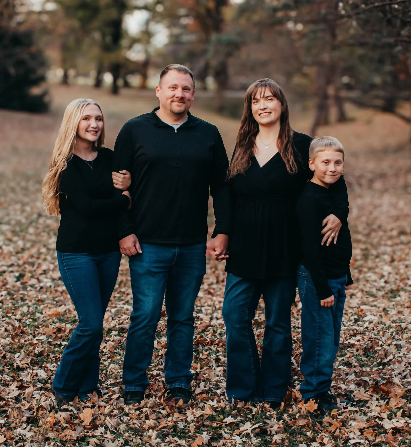 🍂 Family, laughter, and a whole lot of love.
These are the moments that matter most. 🤍
#FamilyPhotos #FallFamilySession #NebraskaPhotography #StenkaPhotography #CapturedMoments FamilyLife FallVibes