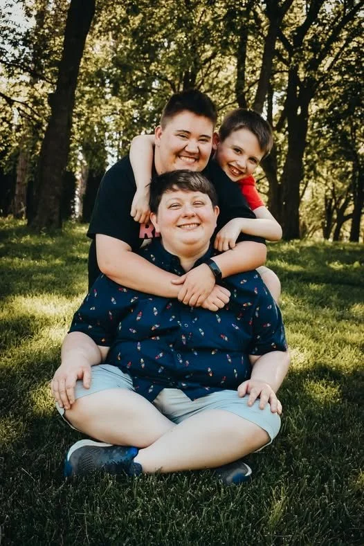 Education moment for family sessions 👇
Some of the best photos come from stacking connection, not perfect posing. When everyone is close, touching, and interacting naturally, the image feels fuller, warmer, and more emotional. Sitting families down,